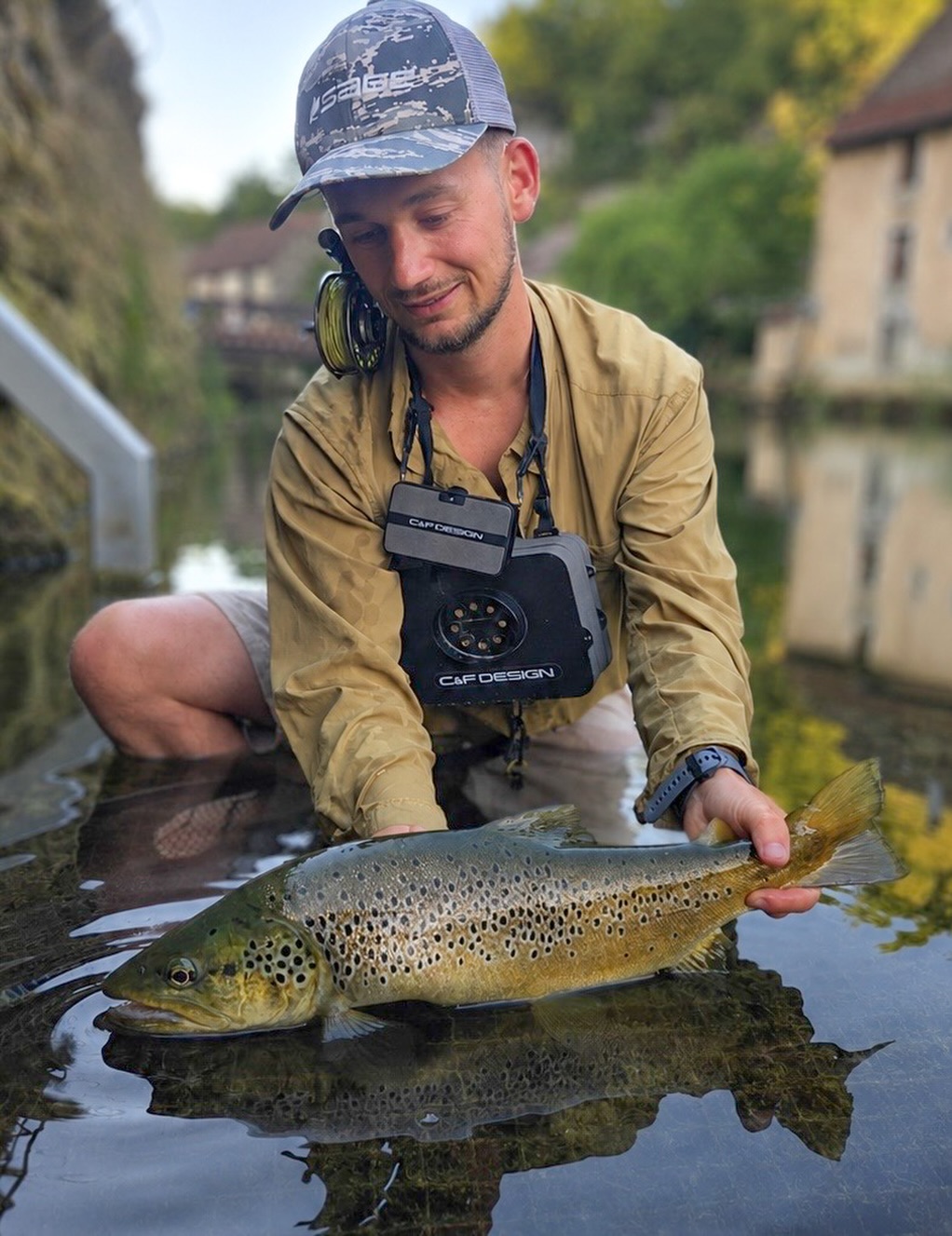Petit retour sur une magnifique truite capturée après un orage !⛈️
En arrivant à la pêche, je me rends compte que j’ai oublié mon waders… Pas grave, je ne pêche quasiment jamais les pieds dans l’eau. Mais bon, pourvu que je n’en attrape pas une grosse et qu’il faille rentrer dans l’eau 😅 Et c’est bien sûr ce jour-là que la belle que je connaissais était bien active… 😂
À la suite d’un orage, une belle retombée de fourmis venait de se produire et avait mis les poissons en activité. Je connaissais cette grosse truite depuis un petit moment. Elle était très active et bougeait beaucoup. Cependant, elle ne prenait que les fourmis sous la surface. J’ai donc dû immerger volontairement ma fourmi et, après un beau lancer et un ferrage lointain, un peu à l’instinct, cette belle truite a fini à l’épuisette.
Pas le choix, il a fallu aller dans l’eau… mais elle est glacée ! 😂
N’oubliez pas, les amis, les pêcheurs sont plus qu’indispensables l’été : c’étaient encore une vingtaine de harles qui tournaient pour se poser et pêcher cette après-midi. Ça représente quasiment 3 tonnes de poisson en une année. 😉
Comme je l’ai déjà dit, la Loue, malgré toutes les menaces qu’elle subit, reste une rivière d’avenir, car son eau est fraîche toute l’année. Et malgré ce triste épisode de sécheresse, elle n’a jamais été aussi belle sur sa partie haute. Les poissons sont en forme et, pour moi, il vaut mieux pêcher maintenant qu’en avril ou mai, à la suite des épisodes de saprolegniose.
Je vous ferai bientôt un autre post pour vous illustrer en détail le paradoxe de la Loue au niveau des fonds et des insectes présents. C’est assez hallucinant !
Conditions de pêche :
Eau à 13 °C
Température extérieure : 22 °C
Les sèches du moment :
* Fourmis H18, H20
* Ornans H18, H20
* ORL H20
Les nymphes du moment :
* Tête orange H20
* Jig off H20
* Cuivre H20
www.halieutique-gdn.com
Bonne fin de saison à tous et n’oubliez pas d’aller au bord de l’eau, notre rôle est important ! 😉
#truite #truitefario #pechealamouche #flyfishing #flyfishingphotography