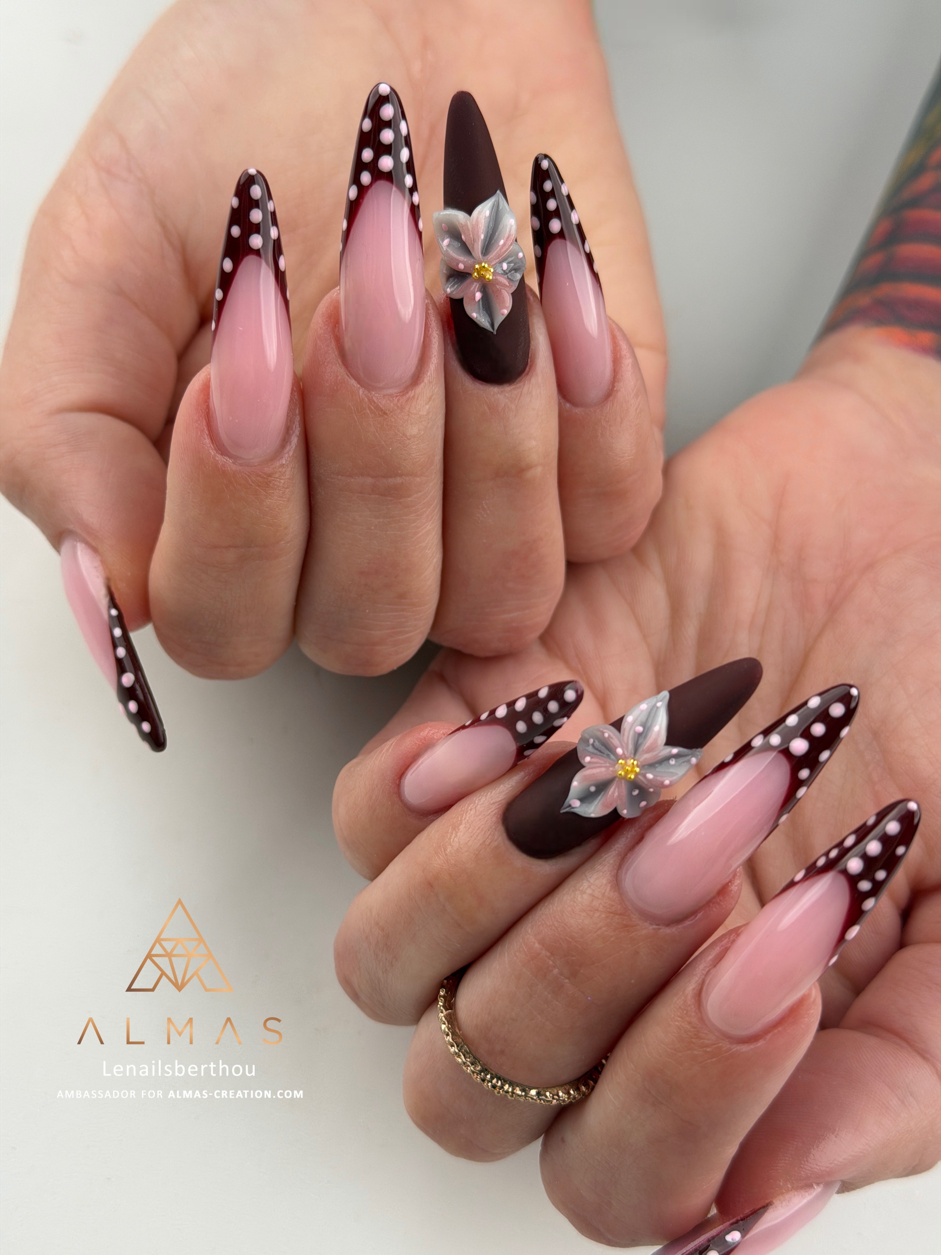 Que pensez-vous de cette réalisation de forme amande signée Léna? Si vous aimez, n’hésitez pas à le lui signifier en commentant cette publication avec les mots ou smileys de votre choix! 💖
Elle a travaillé avec le builder Candy Pink, le vernis Wine, le paint Yoko, le gel 3D Sculptura Milky, les micro-billes caviar gold (M) et la finition Crystal Shine. ✨
#flowernails #3dnails #3dnailsart #3dnailsdesign #frenchnail