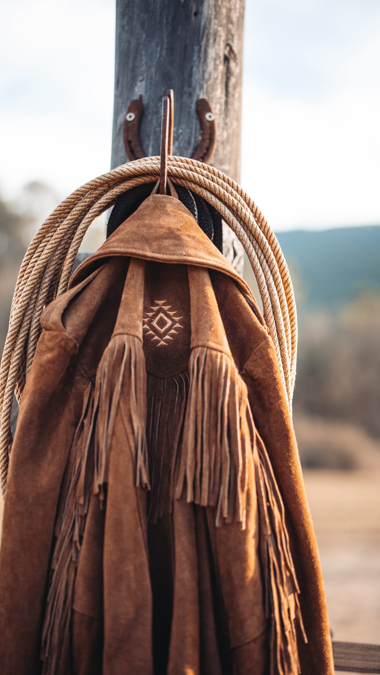 Le regard qui en dit long 👀
Pour nous, ça n’a jamais vraiment été une question de mode.
C’est un univers, une passion ancrée dans notre cœur depuis des années. 🤎
Une façon de voir la vie, de se reconnecter à la nature, aux chevaux, aux grands espaces…
Et forcément, un style vestimentaire qui va avec.
Ça fait maintenant 7 ans que The Wild Whispers existe.
Et à nos débuts, on vous avoue que cet univers était parfois moins compris qu’aujourd’hui. On nous regardait quelquefois avec curiosité, voire un peu bizarrement. 😅
Alors forcément, voir aujourd’hui cet univers prendre autant de place, devenir tendance et séduire de plus en plus de monde, ça nous fait quelque chose.
Il y a peut-être une petite pointe d’amusement quand on repense à nos débuts… mais surtout beaucoup de bonheur de voir autant de personnes découvrir et aimer à leur tour cet univers qui nous passionne depuis toujours.
Parce qu’au fond, une passion, c’est encore plus beau quand elle se partage.
The Wild Whispers était là bien avant que cet univers devienne tendance… et une chose est sûre : on sera toujours là quand les tendances auront changé 🌵