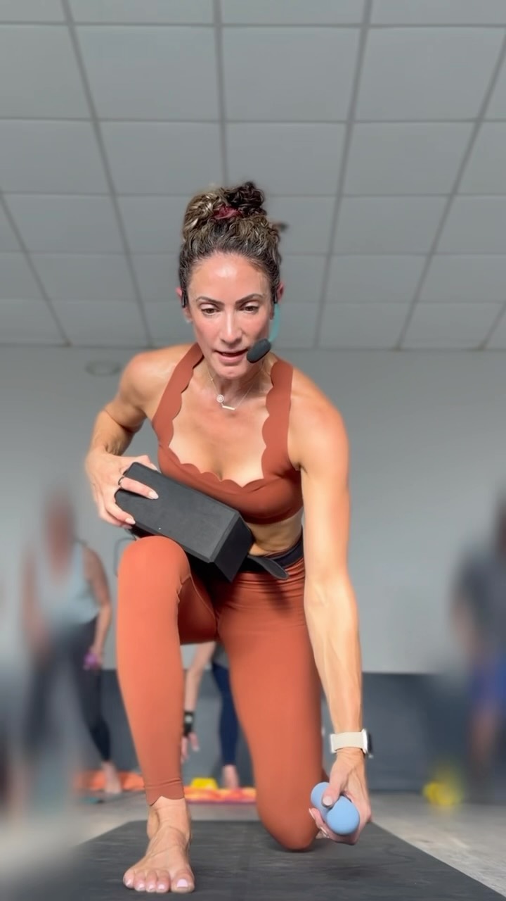 Blocks to enhance the burn 🔥. This is what happens you cross a yoga teacher with sculpt 😁
#yogasculpt