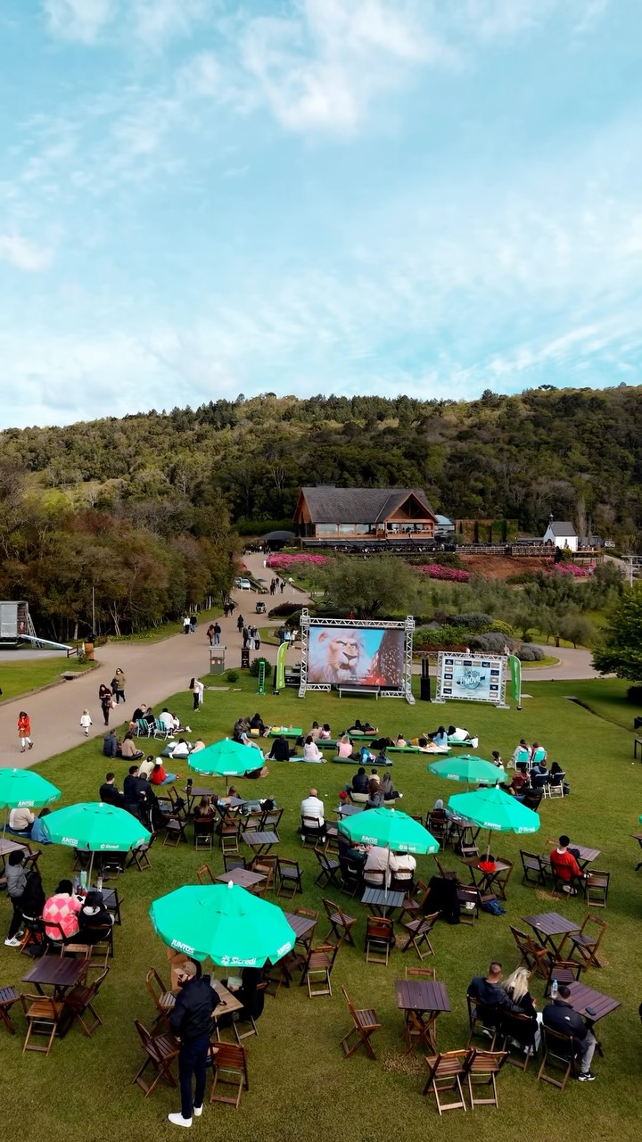 O Pic Movie, em parceria com o @gruposinos, trouxe uma tarde de diversão para as famílias que visitaram o parque hoje.
Para acompanhar a exibição do filme Sing 2, os visitantes aproveitaram pipoca, algodão doce e chocolate, além de sorteio de prêmios antes do filme começar.
Um dia para curtir em família ao ar livre, com uma vista de tirar o fôlego! 💚