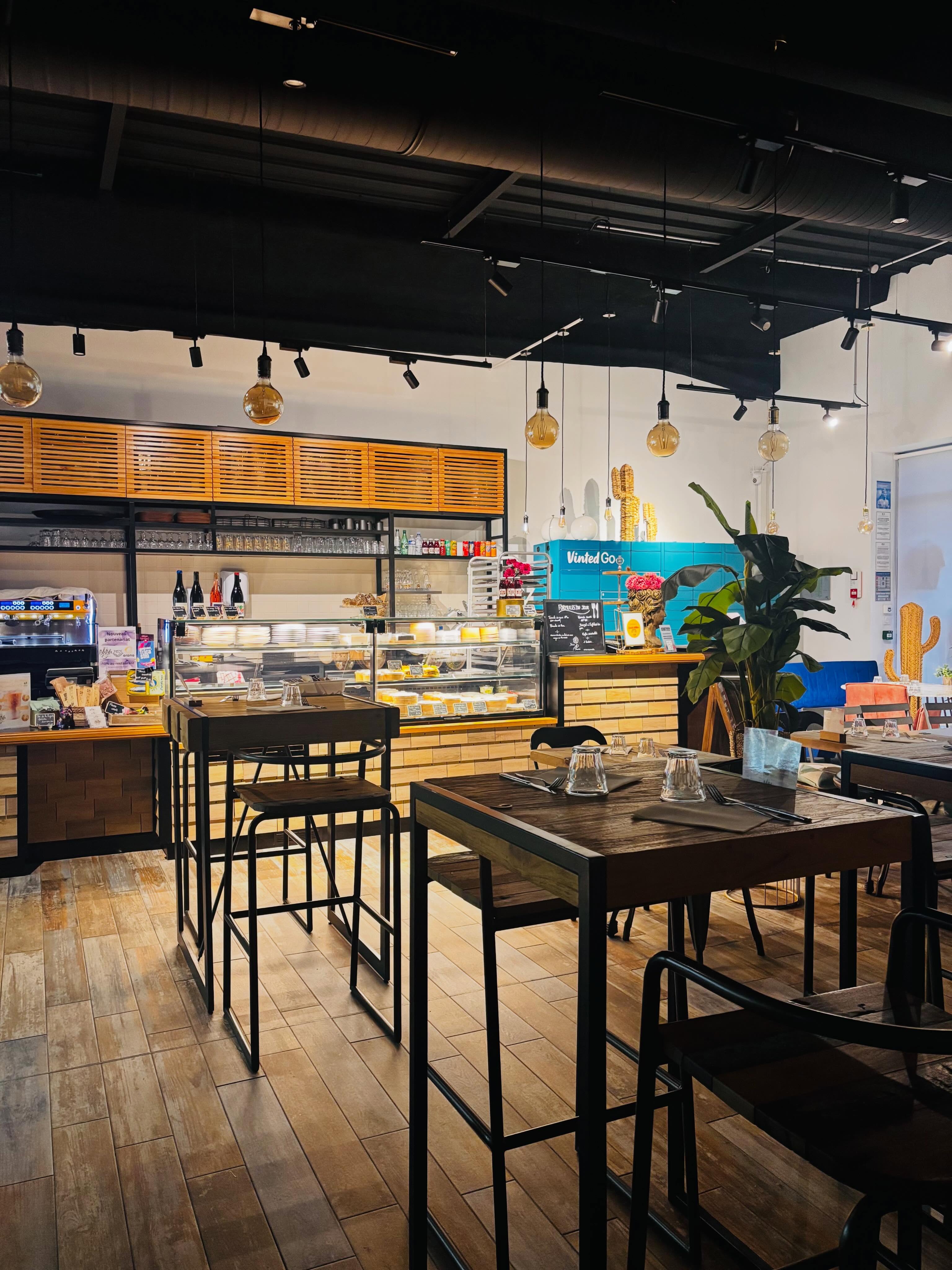 Avant l’ouverture quand tout est encore calme…
La rentrée est bien là, et ça fait plaisir de vous retrouver si nombreux ☀️
La vitrine est prête!
Que vous décidiez de manger sur place ou de le prendre à emporter, vous trouverez votre plat!