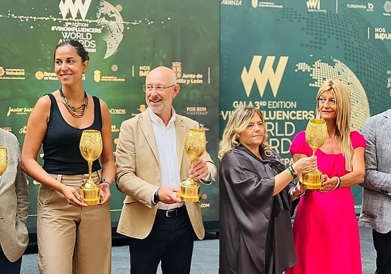 🇪🇸Por allá vamos mi España querida - gracias por tanto🍷
Veinte años comunicando una pasión que, a fin de cuentas, es la vida misma. Ya lo decía Galileo, el vino es la luz sostenida por el agua. Honrado de regresar al distinguido #jurado de los premios #vinoinfluencers en #España. Gracias a #castillayleon y a #valladolid por su apoyo. Les llevo algo de ron y salsa de🇵🇷. Con ganas de verles pronto @jpenin, @lauracatenamd, @almudenaalbercamw, @forner_cristina, @sonalholland_masterofwine, @verofca, @rafaelmedinaabascal, @alfredaliseda, @carlos.moro.gonzalez, @martinberasategui, @david_janer_oficial.