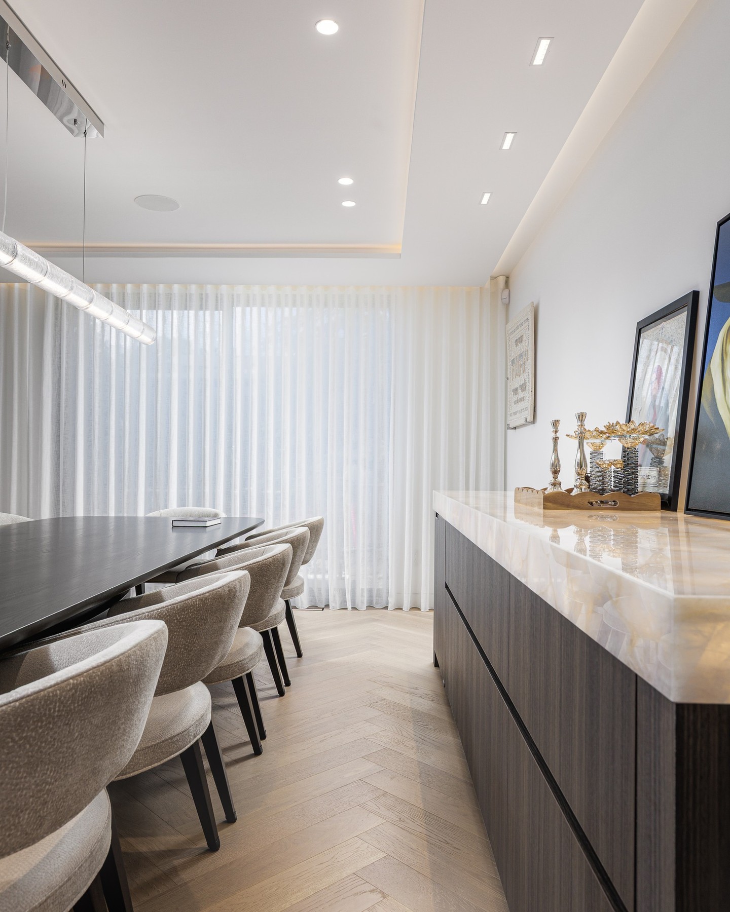 A dining room that gets full afternoon sun? Soften it, don't block it — floor-to-ceiling sheers instead of anything heavier 😎
#mtlblinds #sheercurtains #diningroomdesign #decormontreal