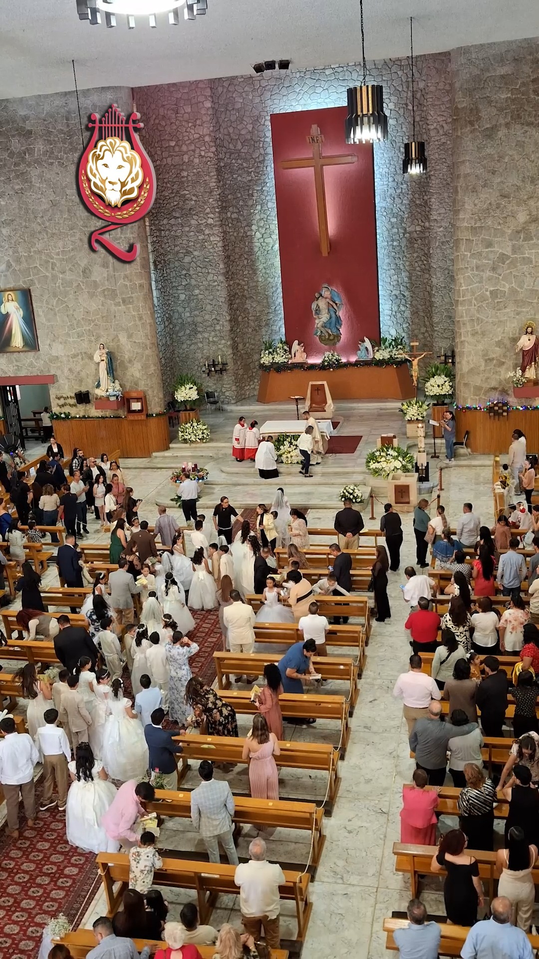 Para la Misa de Primeras Comuniones del Colegio Santa Mónica en la Parroquia de La Santa Cruz, interpretamos esta plegaria con la voz sublime de la soprano Karla Costeira, acompañada de una instrumentación refinada y llena de paz.
🎶 Ensamble:
🎤 Soprano: Karla Costeira
🎹 Piano
🎻 Violín
🎶 Flauta Transversal
La dulzura de la flauta y el violín junto a la voz solista crean la atmósfera perfecta para enmarcar un día sacramental tan importante.
📩 Escríbenos por mensaje directo para consultar disponibilidad para tu Primera Comunión, Boda o Misa Solemne.
#AveMaria #KarlaCosteira #EzequielMusicaSagrada #PrimeraComunion #ColegioSantaMonica #MusicaSacra #Soprano #ViolinYFlauta #BodasGuadalajara #MusicaLiturgica #ParroquiaDeLaSantaCruz
