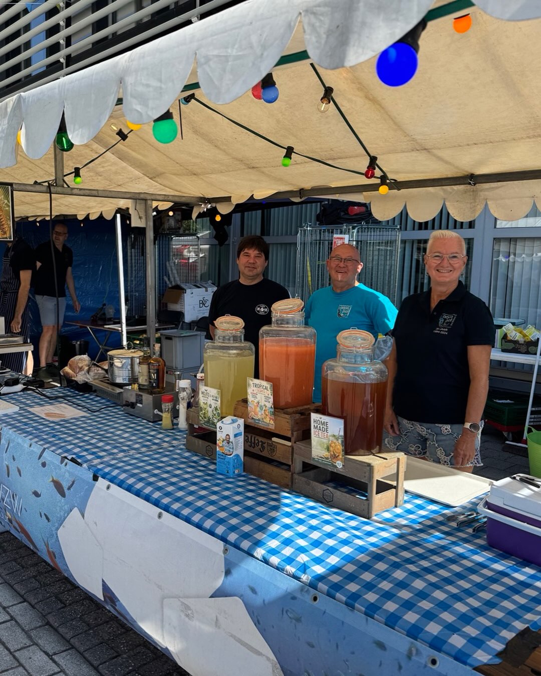 Onze vrijwillers staan klaar en de eerste klanten zijn er! Klaar voor de laatste dag van de Vredefeesten! Breng ons zeker een bezoekje… 🎈🍹🥳 #aquapol #vredefeesten #9100 #duikinhetavontuur
