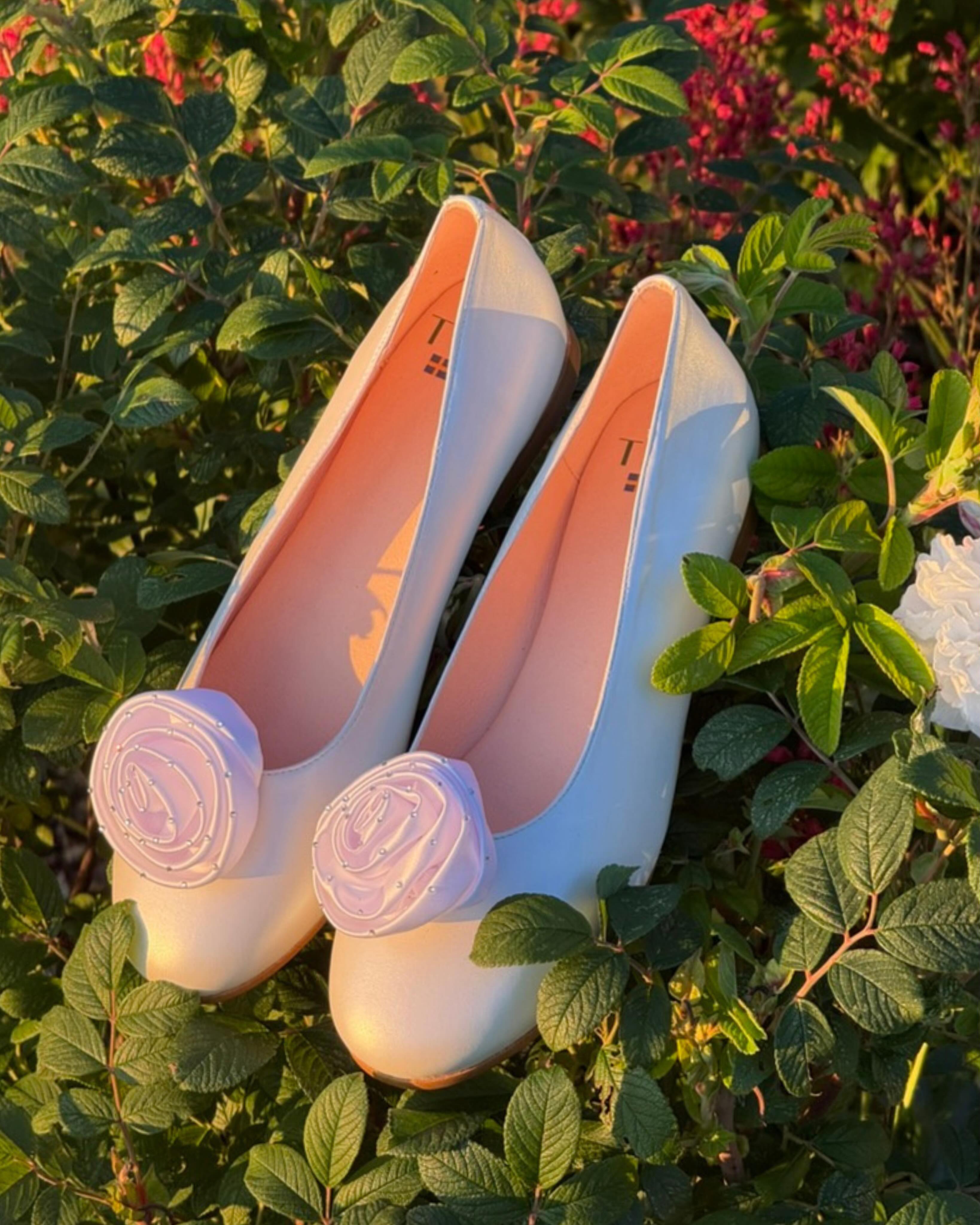 The Rounded in pearl white, with The Alice Rose shoe jewel. Because sunshine and flowers never go out of season. And, nothing should ever feel ordinary.