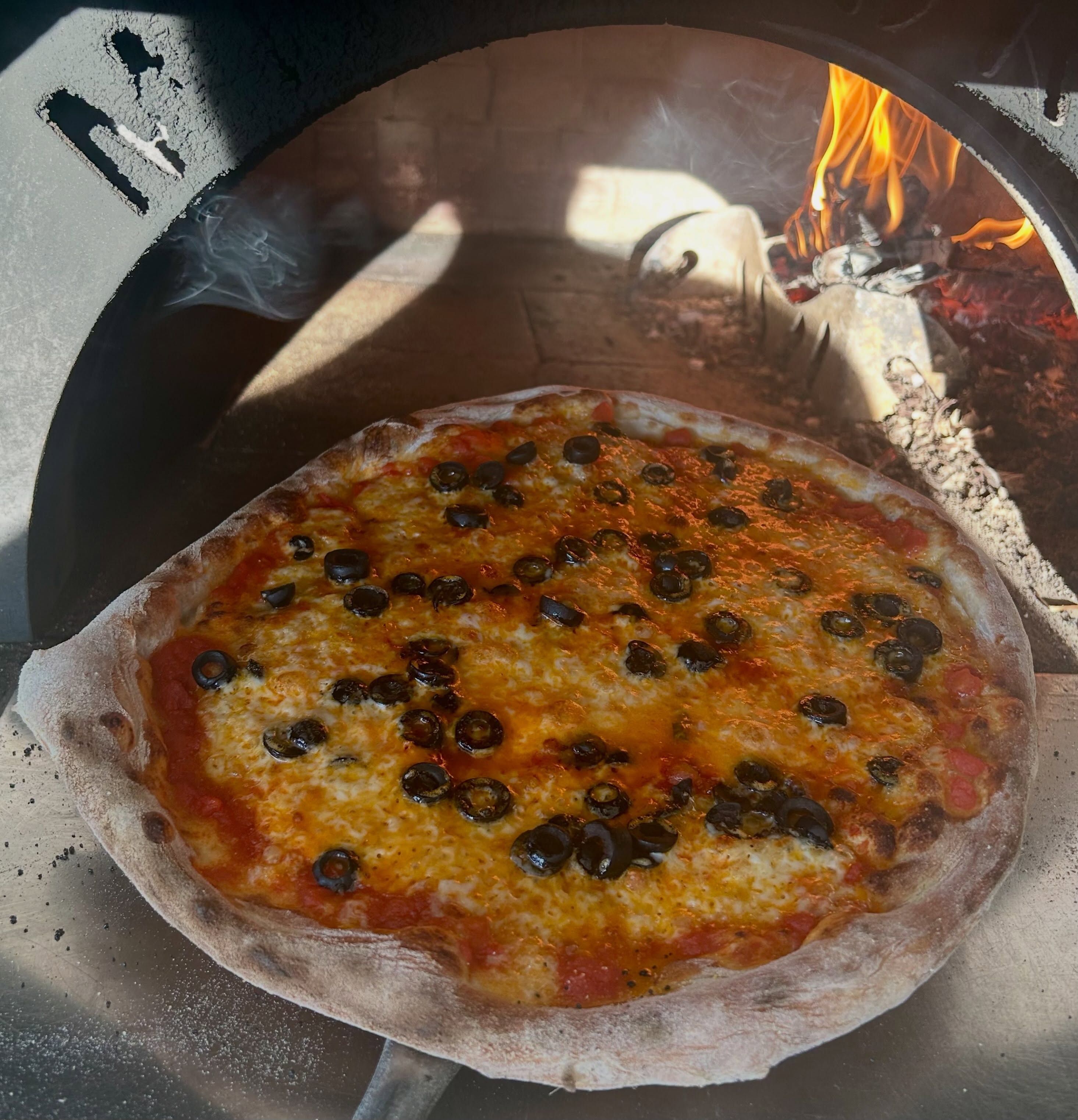 Simplicity 🤌
Margherita with black olives #woodfiredpizza #margherita #olives #yum