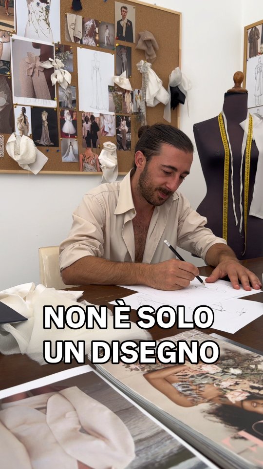 Quando mi siedo a questa scrivania con la matita tra le dita e un foglio bianco davanti, accade sempre qualcosa di difficile da spiegare.
Non sto solo tracciando le linee di un abito, sto facendo spazio. L’atto creativo può divenire a volte una vera e propria catarsi: un momento in cui il rumore del mondo si spegne e riemerge, fortissima, quella scintilla che a volte rischiamo di soffocare, senza neppure rendercene conto.
È proprio da questa scintilla che è nato l'abito simbolo del nostro prossimo grande appuntamento.
Vieni a scoprirlo assieme e a vivere con noi questo meraviglioso viaggio.
📍SUM Atelier - Andria
🗓️ 26 e 27 Settembre
📩 Inviaci un messaggio in DM o scrivi "INFO" nei commenti per saperne di più.
#weddingrevival #bridalevents #fashiondesign #sumatelier #sumdomenicomoschetta