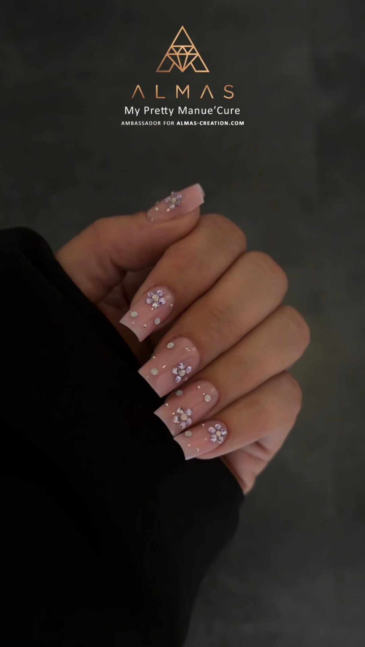 L’inspiration du jour est signée par notre ambassadrice Manuella. ✨
Produits utilisés :
• le builder Candy Pink,
• le vernis Natural Tea Rose,
• les strass extraits de la box Purple Bag,
• la finition brillante Master Top Coat. ✨
#ongleriemarseille #onglerieparis #onglesparis #onglesmarseille #onglesbordeaux