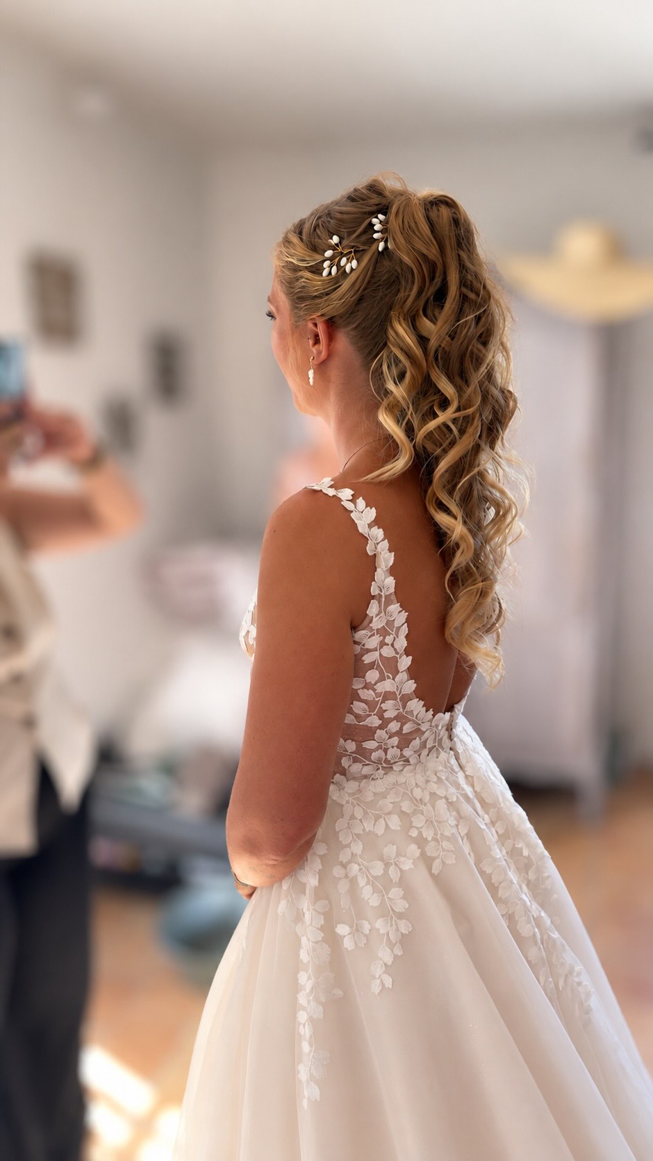 🤍 Le D-Day de Véréna 🤍
On avait imaginé ensemble une coiffure…
Et le jour J, cette jolie idée est devenue réalité.
Des boucles élégantes, du mouvement, de la délicatesse et cette petite touche florale qui vient sublimer l’ensemble.
Merci Véréna pour ta confiance et pour m’avoir permis de participer à cette si belle journée.
Tous mes vœux de bonheur aux jeunes mariés !
Dream team :
@coiffevent83
@maevabmakeup
@a_ma_facon_julie
@shiny_photographe
@domaine_mp
#CoiffEvent83 #CoiffureMariée #Dday #Bride2026 WeddingHair CoiffureMariage MariageVar Mariée2026 Draguignan Var83