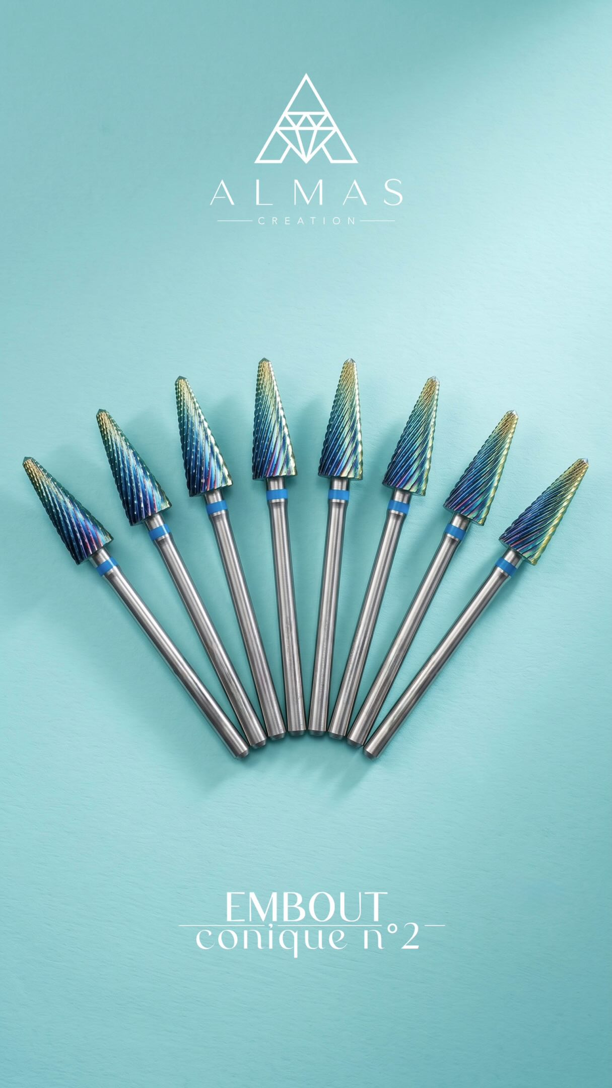 Et vous, quel est votre embout ALMAS favori quand il s’agit de façonner les ongles? Dites-nous tout en commentaire! ⬇️
Morgane utilise, sur sa récente pose avec le vernis Passion, notre embout conique 2 au grain bleu (medium), qui est disponible sur notre eshop au prix de 16.95€. Avec sa forme conique, il s’utilise autant pour le façonnage que pour une dépose. 🔥
Un autre indispensable ALMAS qui s’ajoute à notre longue liste déjà existante des produits à toujours avoir à porté de main! 🩵
#onglesgel #onglesengel #onglerie #ongleries #frenchnail