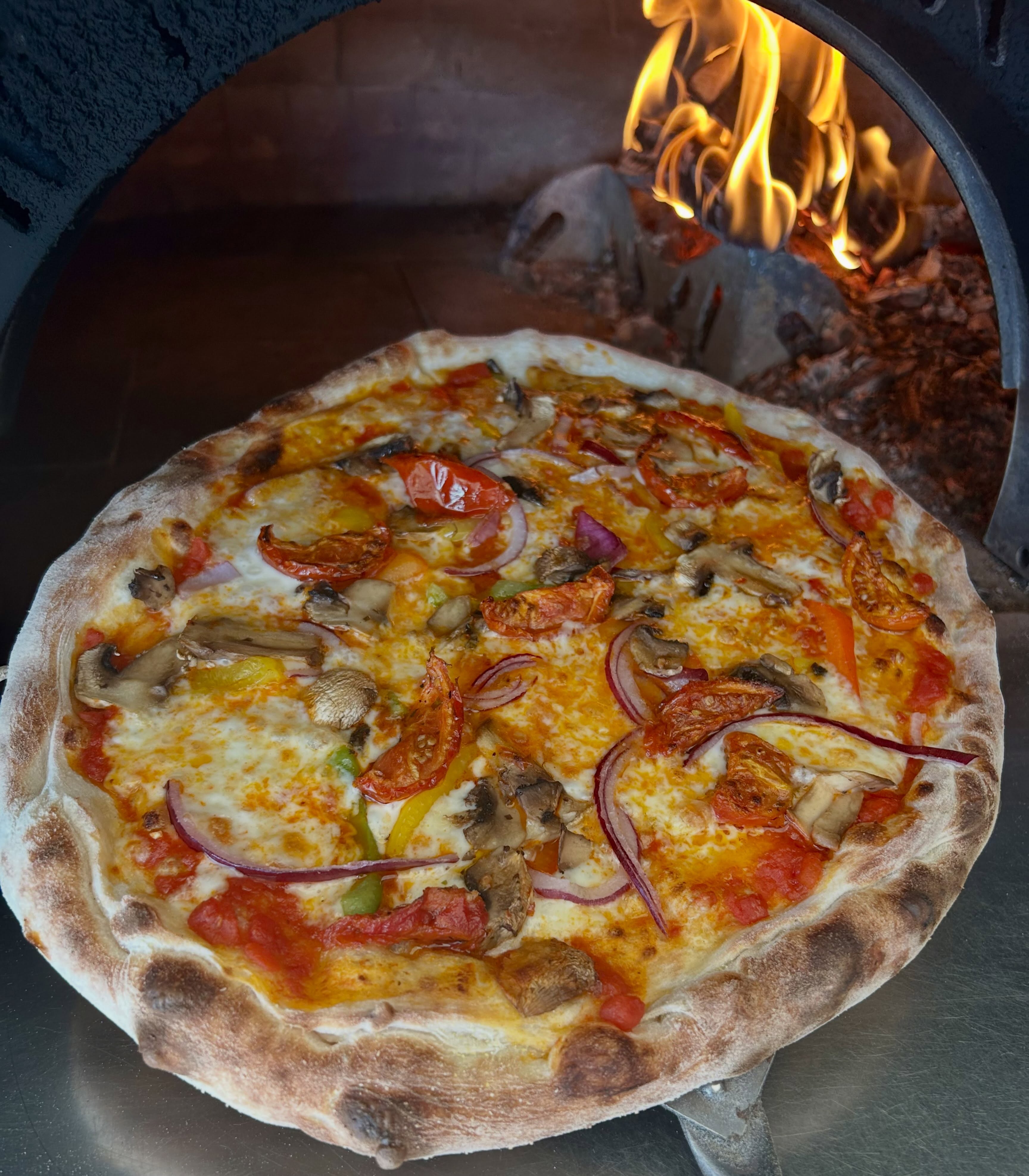 Whether you’re a veggie or not, you can’t beat a veggie pizza. 😋
Catch us in Hersham and Bisley every week, Wednesday to Friday.
#fresh #vegetarian #woodfired #pizza