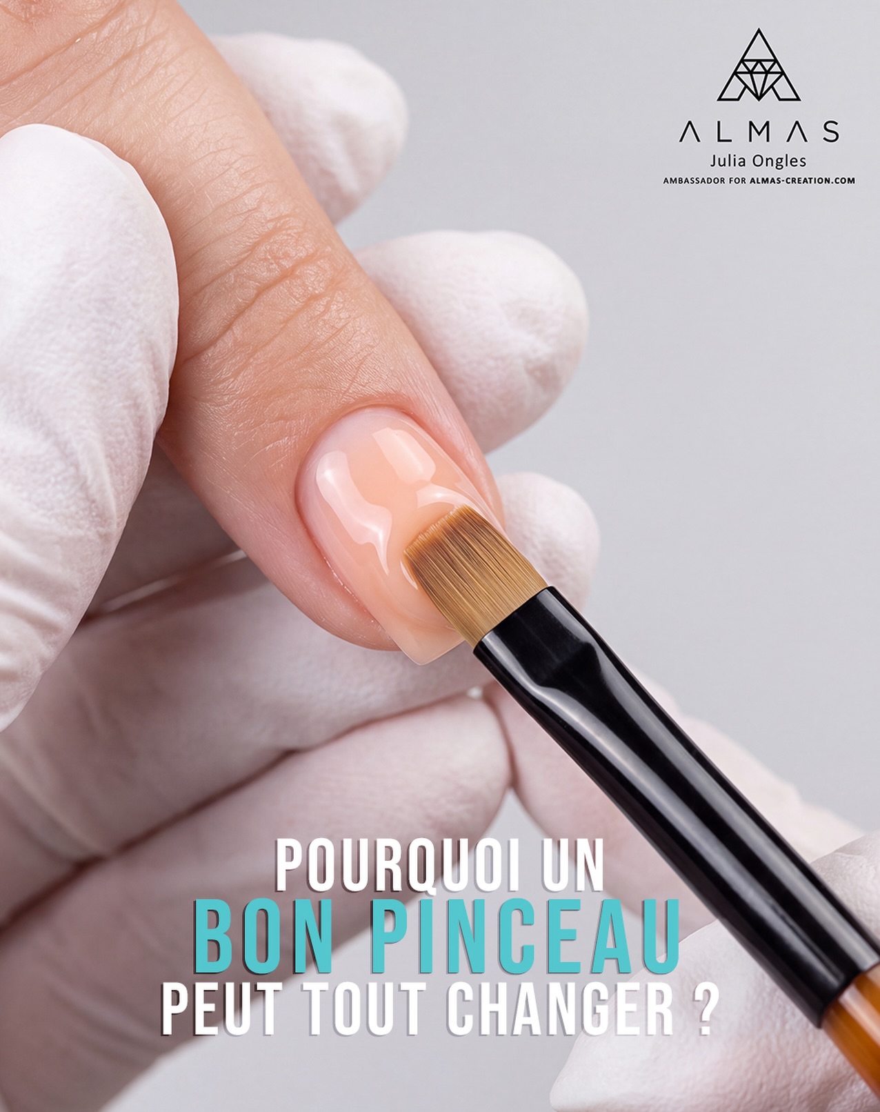 On choisit toujours nos gels avec soin : texture, viscosité, auto-égalisant ou non… mais le pinceau influence lui aussi la qualité et la rapidité de votre travail. 🚨
Si vous devez repasser plusieurs fois au même endroit ou si le pinceau laisse des traces, le problème ne vient peut-être pas du gel. 😅
1️⃣. FORME & TAILLE :
Un pinceau adapté permet de répartir le gel plus rapidement et de travailler avec précision.
2️⃣. SOUPLESSE :
Trop souple, il peut manquer de précision avec un builder gel épais ou un polygel. Trop rigide, il peut laisser des traces.
3️⃣. QUALITÉ DES POILS :
Un bon pinceau prélève et dépose la juste quantité de matière et garde sa forme plus longtemps. S’il s’abîme ou s’écarte rapidement, il faut le remplacer plus souvent… une économie qui n’en est finalement pas une.
✨ Et le pinceau fin type liner? Il n’est pas seulement utile pour la french ou vos nail arts! Il est aussi très pratique pour répartir le gel près des cuticules et dans les zones qui demandent plus de précision.
🔔 Et n’oubliez pas l’entretien : même un excellent pinceau peut s’abîmer rapidement s’il est mal nettoyé ou laissé avec du gel exposé à la lumière.
🤎 Un bon pinceau, à l’image de ceux proposés dans notre catalogue = moins de gestes + plus de précision + un vrai gain de temps.
Et vous, quel pinceau ALMAS est indispensable dans votre travail au quotidien? 👇
#nailbrush #onglesparis #onglesété #onglesmarseille #onglesengel