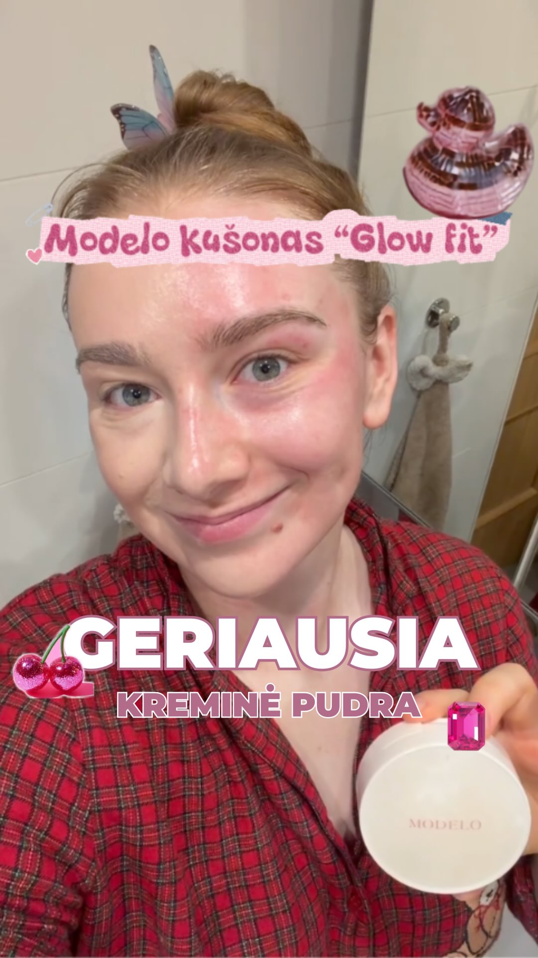 Iki šito, susidraugauti su makiažu man sekėsi sunkiai 😅
Labai nemėgstu jausti makiažo sluoksnį ant odos, kuris kaip kaukė sėdi ant veido paviršiaus. Man norisi, kad mano oda galėtų “kvėpuoti”, bet jeigu jau dažausi tai vis tiek noriu kad būtų maskavimas ir odos tono sulyginimas.
Žodžiu, galvodavau, kad noriu to ko nelabai įmanoma gaut 😅
Ir viskas pasikeitė kai atradau profesionalios skincare kosmetikos makiažo pagrindą, kuris labiau skincare nei makeup, lengvutis, bet užmaskuoja net po agresyvios mikroadatinės bordinį veidą 😂 (čia yra vienas iš tų produktų kurį po mikroadatinės terapijos ramia širdimi tepuosi ant odos, tikrai ne su visais taip galima)
Modelo glow fit šiai dienai man yra tiek ir lengvam kasdieniniam makiažui tiek ir vakariniam rimtesniam makiažui kai reikia būt max ponia 💃🏼 (storesniu sluoksniu pasitepu kai reikia daugiau maskavimo)
Visos nuo aknės ir rožinės kenčiančios klientės glow fit taip pat labai myli, nes ne tik pamaskuoja raudonį ir spuogelius, bet ir nekemša odos ir RAMINA uždegimus.
Jeigu turite tokius pačius jausmus makiažo pagrindams kaip aš, arba norite makiažo kuris puoselėja Jūsų odą - išmėginkit Modelo Glow fit, tikiu kad pamilsite tiek pat kiek ir aš 🌸
Produktą galite rasti Layers.lt
P.S. aš naudoju #21 spalvą, bet dažniausiai ir daugiausiai klientės renkasi #23 spalvytę ✨
#veidopriežiūra #kosmetologija #odosprieziura