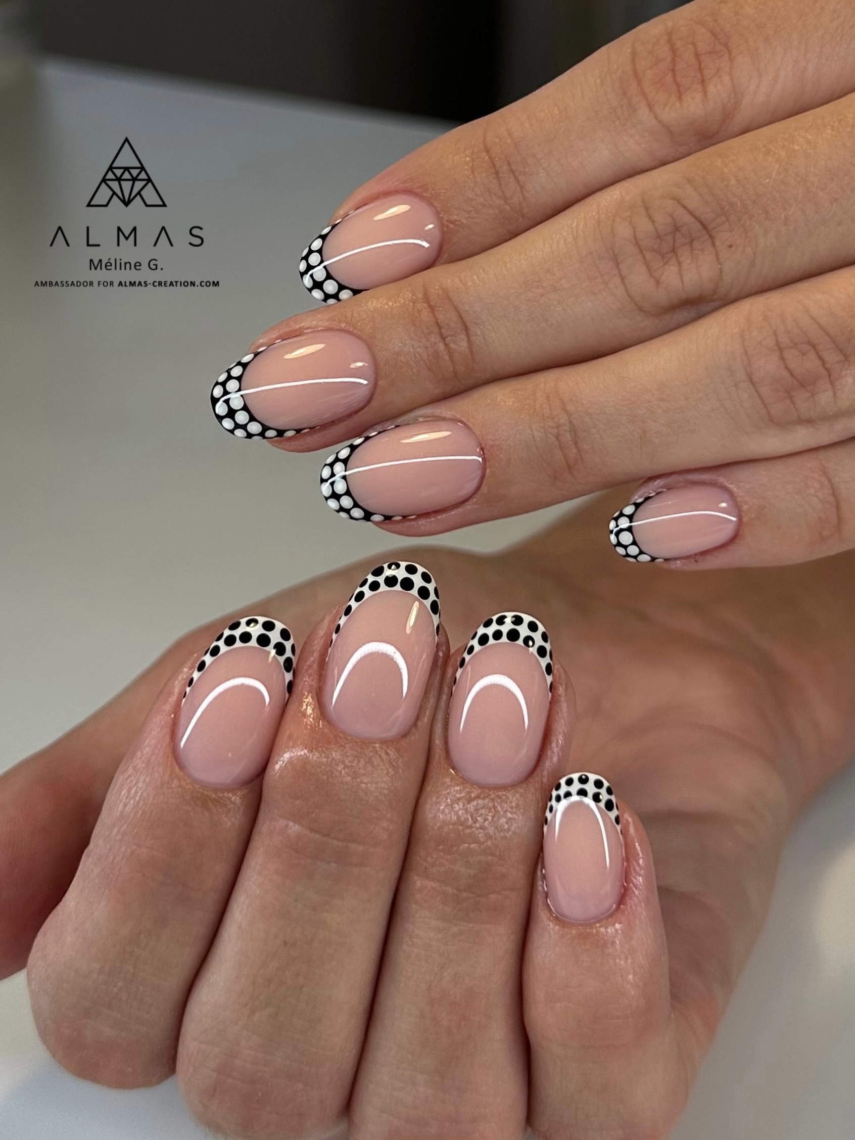Light Peach, Natural Peach, Nude Cover 1, Snowy, Milky Pink, Pearly White, Milky Way… parmi les 7 références de rubber bases de notre collection Smoothy, quelle est votre favorite? 😍
Méline a utilisé un grand classique pour cette pose de forme ovale : la rubber Natural Peach. Pour ses frenchs décorées, elle a eu recours aux paint Snow White/Black Storm avant d’appliquer la finition brillante Master Top Coat. 🤍🖤
#ovalnails #ovalnailshape #frenchnails #blacknail #whitenail