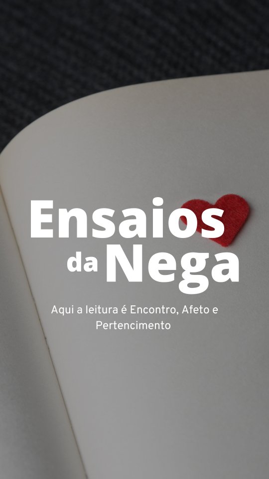 O Ensaios da Nega cresceu enquanto eu crescia também. 🌱
O que começou como um espaço para falar sobre os livros que eu estava lendo foi ganhando outras camadas: as histórias que me atravessam, as perguntas que ficam depois da última página, as memórias que a leitura desperta, as pessoas que encontro pelo caminho.
Vieram as resenhas, as crônicas, os vídeos, as conversas, os projetos, as parcerias e, no meio de tudo isso, uma certeza foi ficando cada vez mais forte: eu não queria apenas falar sobre livros. Queria construir um lugar onde eles pudessem encontrar a vida.
Um lugar para falar de literatura sem precisar separar leitura de afeto, identidade, memória, cultura e experiência.
Hoje, quando olho para o Ensaios da Nega, vejo muito mais do que um perfil ou um blog. Vejo uma casa que ainda está sendo construída e que tem espaço para muita gente chegar, sentar, conversar e encontrar uma história que faça sentido.
Porque, no fim, é isso que eu continuo acreditando: a leitura é encontro.
E essa história ainda está só começando. ❤️
#EnsaiosDaNega #ALeituraÉEncontro #livros