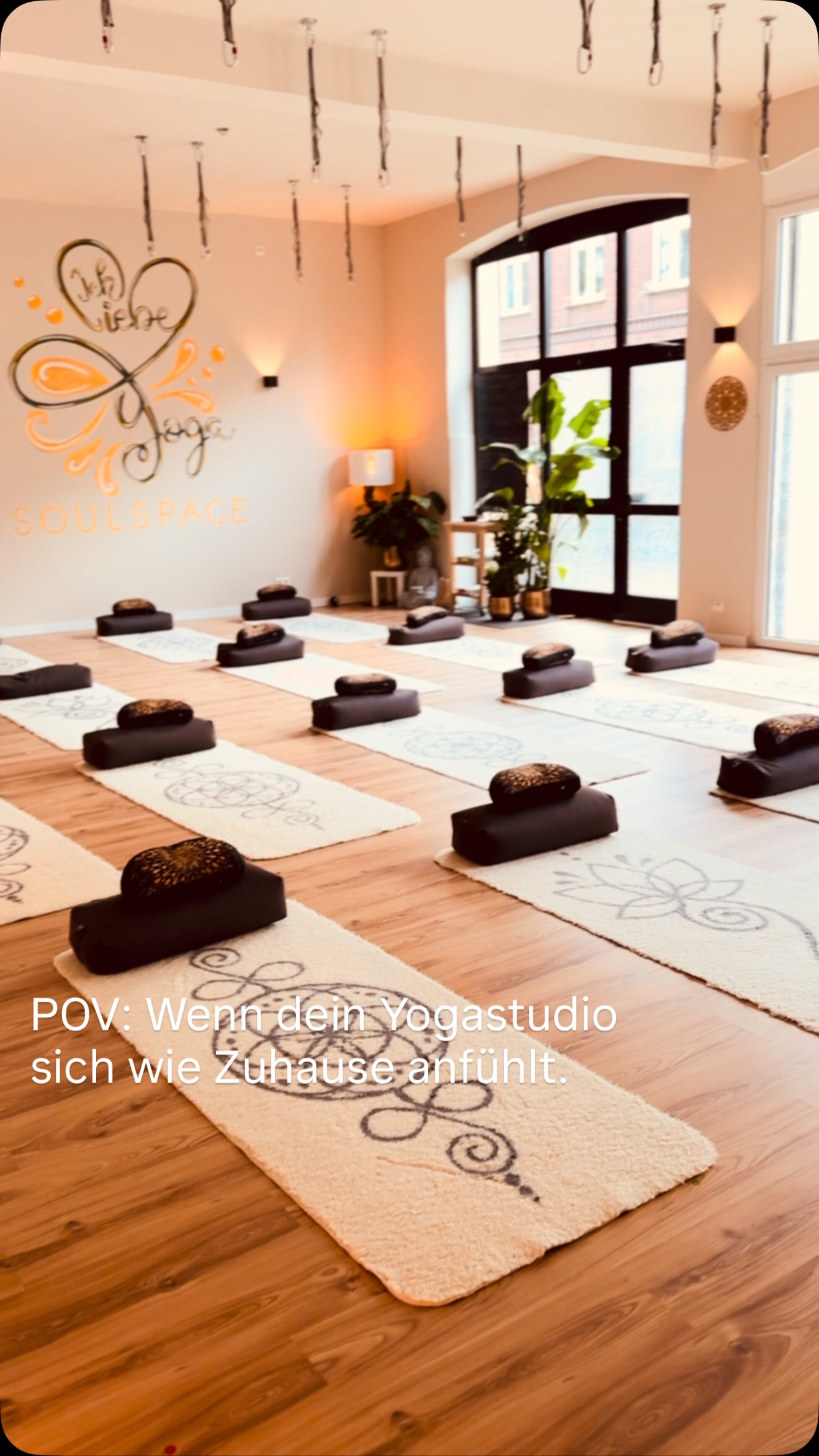 POV: Dein Yogastudio fühlt sich wie Zuhause an. 🤍
Ankommen. Durchatmen. Schuhe aus.
Bekannte Gesichter. Neue Lieblingsmenschen. Gute Vibes. Deine Matte.
Und plötzlich weiß du:
Hier bin ich richtig. 🫶
Dein Soulspace ist mehr als ein Yogastudio.
Es ist dein Ort zum Bewegen, Ankommen, Abschalten, Auftanken & Verbinden.
Ein bisschen Me-Time.
Ein bisschen Community.
Ganz viel Yoga. ✨
Come as you are. Stay for the vibes.
Deine Tanja & das Team von Ich liebe Yoga 🧡
#ichliebeyoga #yogastudio #wetterruhr #soulspace
