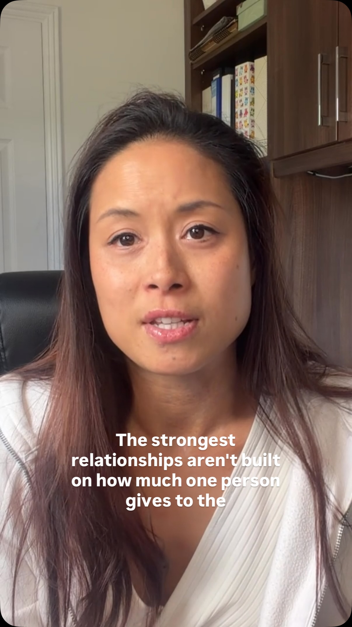 The strongest relationships aren’t built on how much one person gives away. Many rescuers don’t realise they’re over-giving because it feels completely familiar. Let me know if this resonates with anyone. 🙏🏼