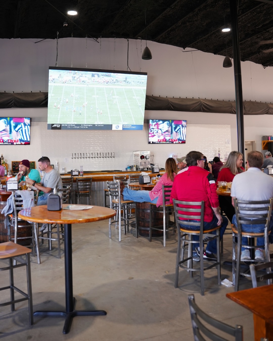 Football, hot dogs, and a giving back? That’s our kind of weekend! 🏈🍗🤎
See you THIS Sunday, 9/13 from 12-4PM while we kick off the season in The Warehouse with every game you actually want to watch:
𝗕𝗲𝗮𝗿𝘀/𝗣𝗮𝗻𝘁𝗵𝗲𝗿𝘀 on the BIG screen at 𝟭𝗣𝗠
Bills/Texans, Bucs/Bengals & Falcons/Steelers games running alongside it on the smaller TVs & 𝗖𝗼𝗺𝗺𝗮𝗻𝗱𝗲𝗿𝘀/𝗘𝗮𝗴𝗹𝗲𝘀 at 𝟰:𝟮𝟱𝗣𝗠
The best part? $1 from every pint sold goes straight to the Southeast North Carolina Veteran’s Parade. @sencveteransparade
So every cheers you take is doing a little good along the way.
PS: A Hot Dog bar will be out until it’s gone, so don’t be the guy who shows up at 3:45 asking where they went!
See You At Bill’s + Happy 2026 Football Season!
#BillsBrewing #ILMBrewery #SportsBar #ILMBar #BarandRestaurant