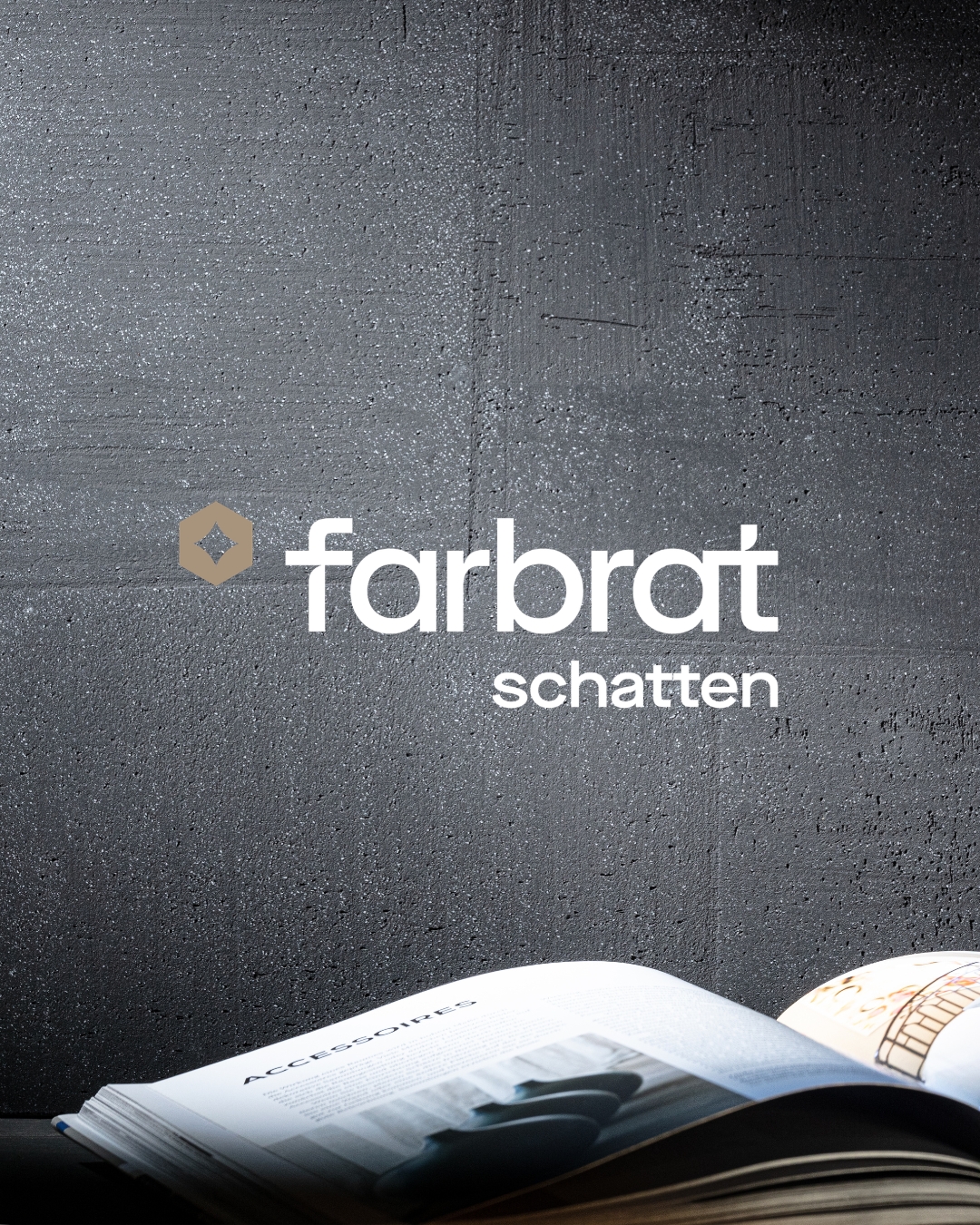 Die Jahreswand „Schatten“ von farbrat zeigt, wie kraftvoll dunkle Flächen sein können. Sie setzen Grenzen, verstärken das Licht und bringen Struktur in moderne Räume.
Ein spannender Gegenpol zu reinweißen Innenräumen. ✨