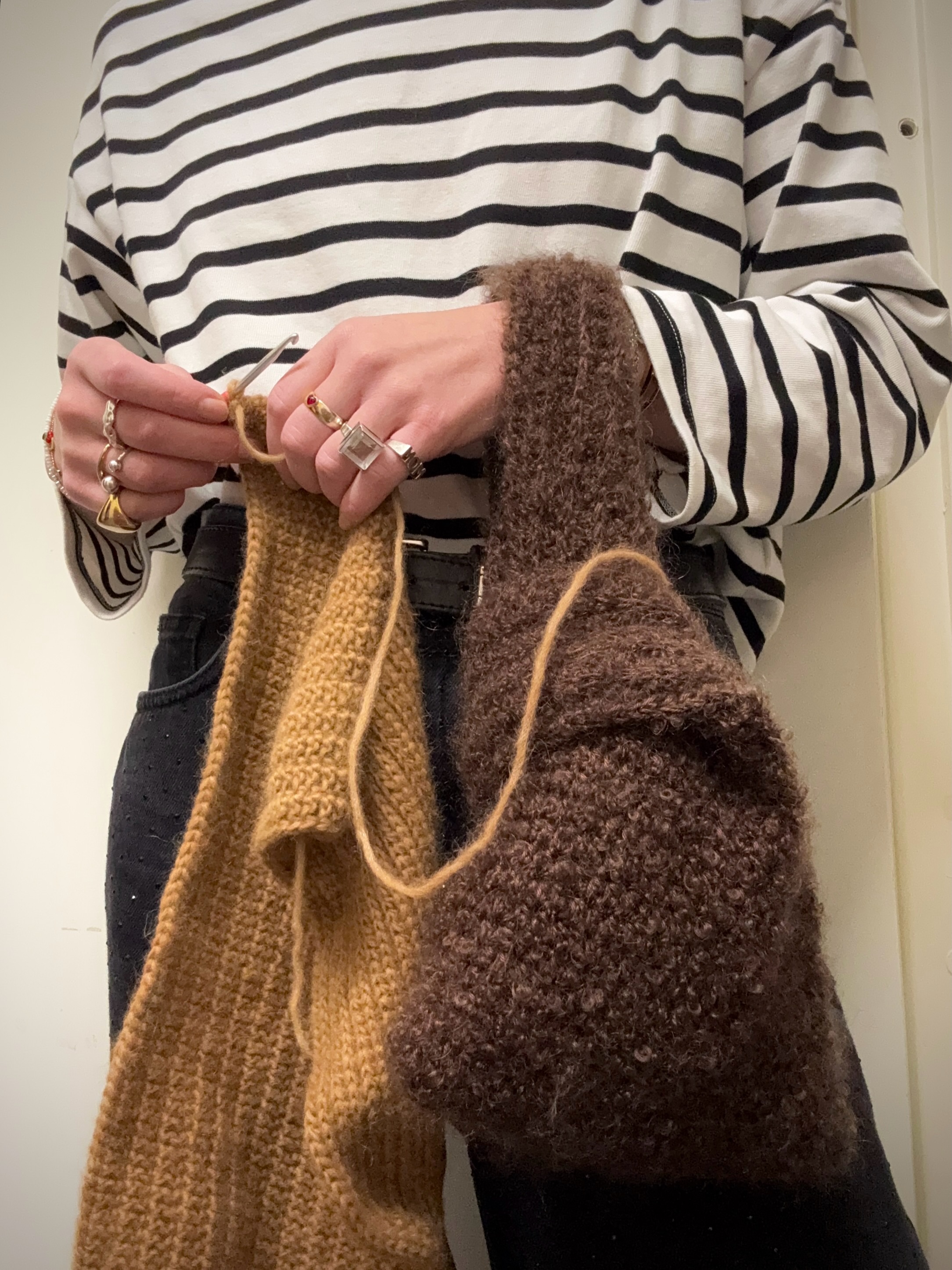 Ever thought ”hmmm I wish there was a bag to carry all my yogurt???” LOOK NO FURTHER!!! The #yogurtbag is designed to fit an entire tub of Greek yogurt, or your WIP if you’re so inclined, for easy snacking and/or crafting on the go.
Made this one in one strand each of @mohair_by_canard_garn bouclé and @katiayarns capri
Pattern is in bio! GO GET!
#crochetbag