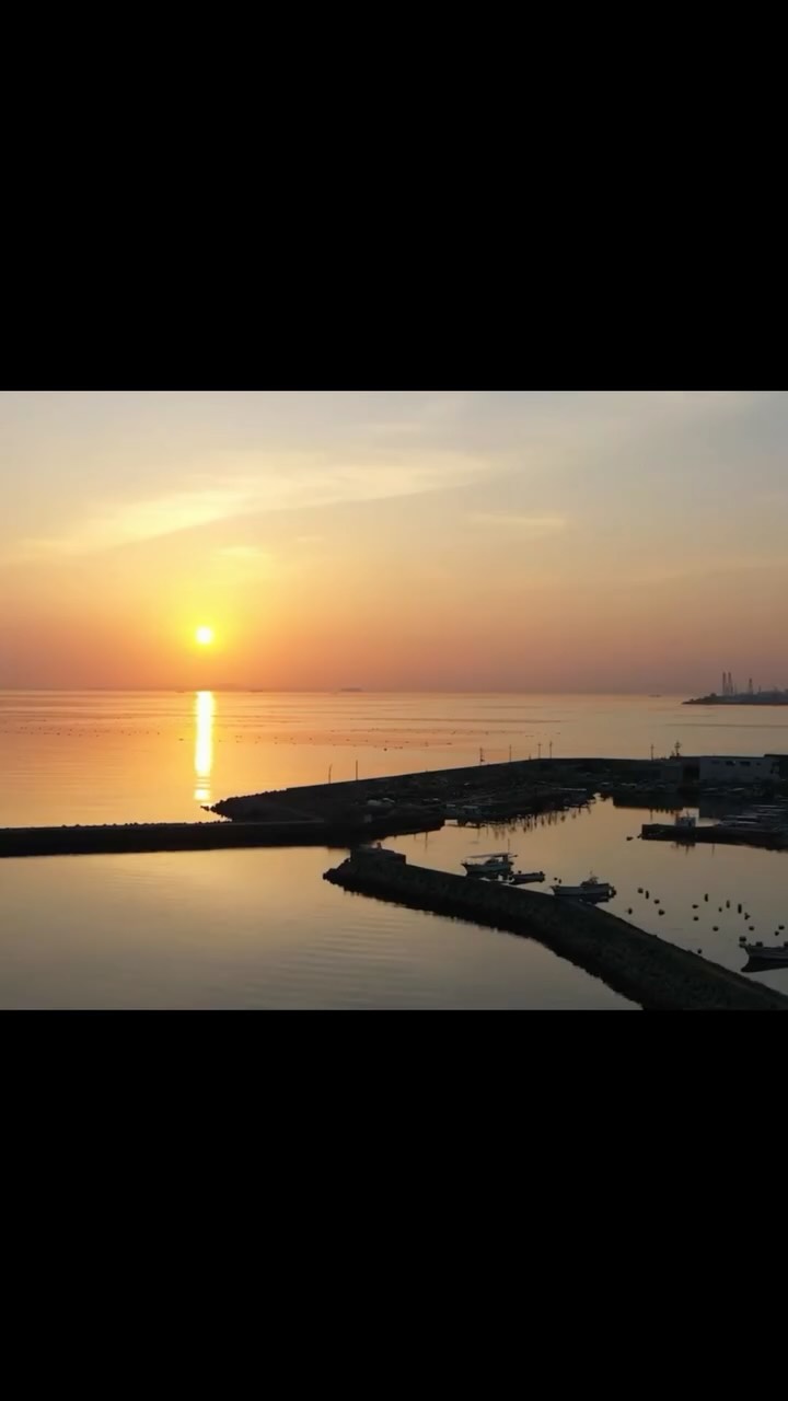 🌊🌇The Seto Inland Sea (瀬戸内海), with its calm and gentle waters between mainland Japan 🎌and Shikoku, is one of Japan’s most beloved coastal regions👙. 😌There’s something about its peaceful atmosphere that makes you feel relaxed and grounded.
💚In Hyogo, there are countless ways to enjoy🌟 the gentle sea breeze and take in the quiet beauty of the Seto Inland Sea. 🚆Take a short trip to one of the small islands, spend a day exploring Awaji Island, 🚡or head to Maiko or Kobe to catch beautiful views from the beach or a ⛰️mountain top.
🫶Come experience the quiet charm of Setouchi for yourself. 🌊
#setonaikai #japan #beautifuljapan #hyogo #travelJapan #setoinlandsea #瀬戸内海 #兵庫の風景 #peaceful #sunset #setouchi