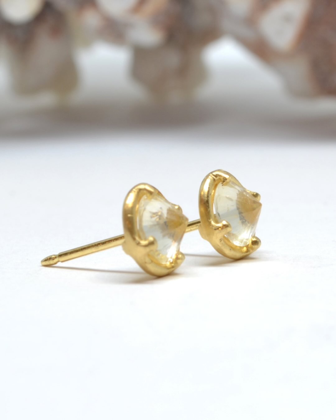 It’s sapphire season, and I’m lucky enough to call sapphire my birthstone. Sapphire is a great stone because it’s hard and durable and can be found in a rainbow of colors. It can even be white, like this stunning pair of earrings.
✨
Handcrafted in 18k yellow gold and 2.0 carats of white sapphires, the “Cirrus” studs are luxuriously understated and full wonder. The white sapphires draw you in and remind me of gazing into a crisp blue sky of thin wispy clouds. Cirrus clouds are thin delicate wispy clouds that originate from ice crystals. The sapphires painterly inclusions are reminiscent of this type of cloud and give the earrings an ethereal aura.
✨
One of a kind and available. Just dm me to make them yours.
.
.
.
.
.
#mejiajewelry #oneofakindearrings #sapphirejewelry #pointyjewelry #longislandjeweler