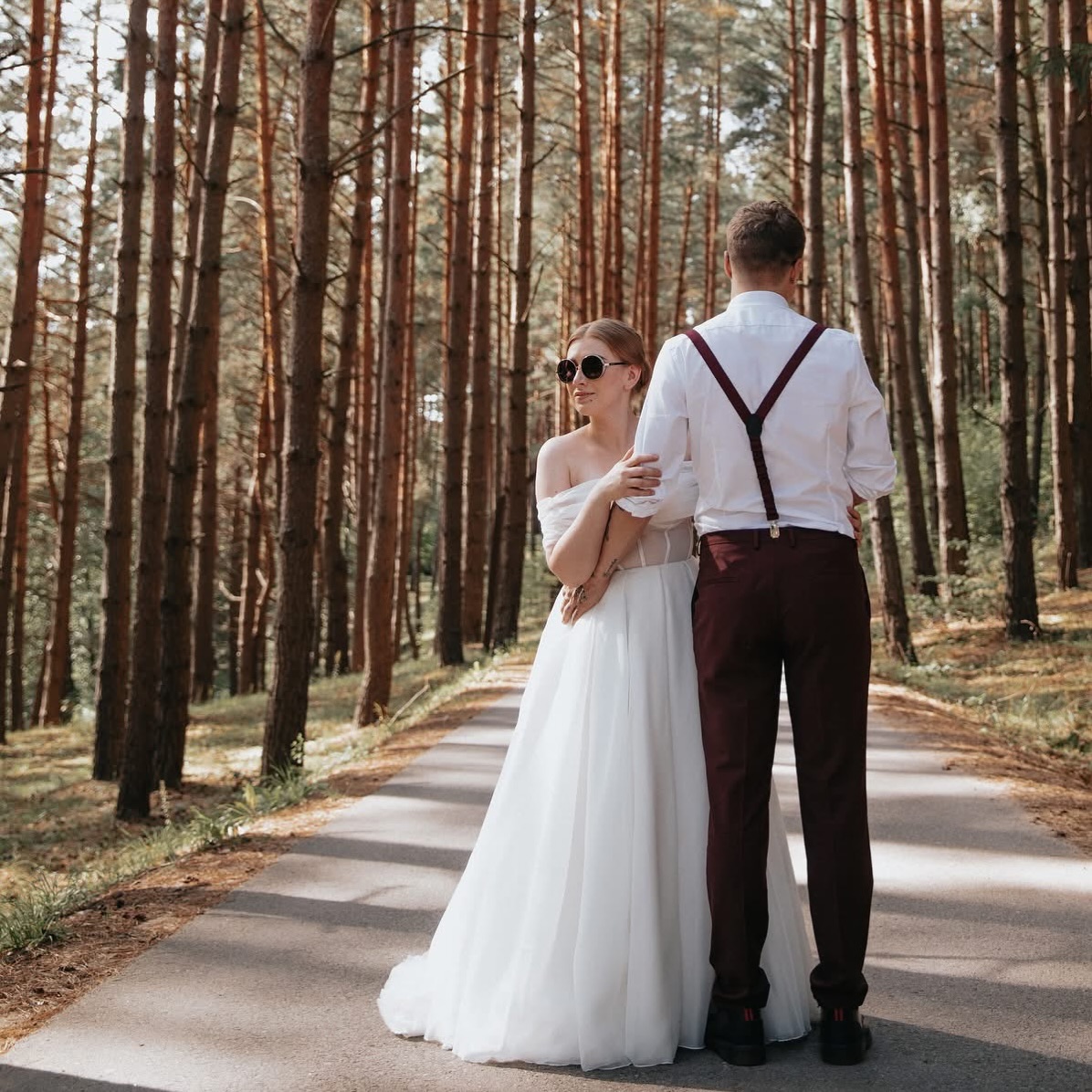 Odinės metinės 💼
2023-09-09 13:30
Šiandien lygiai 3 metai kaip esu PONIA 😁💗 Aš Jums nemeluosiu, man atrodo, visai nepasikeičiau, dabar tik jaučiu, kad nebesidėčiau baltos suknelės, imčiau rožinę 🌸
Nuotraukoje nesimato, bet ten aš buvau su @crocslietuva “kurpaitėmis” (deja nuotraukos neturiu, dar nebuvau influencerytės eroje )
Oras tą dien buvo toks pats nuostabus kaip ir šiandien ☀️ Kaip dabar prisimenu kaip prieš vizažistės norus prisitepiau SPF prieš makiažą (ir nesakiau jai nieko iki baigė dažyt) 😂😅🤭
Ponia ar ne ponia, Kornelija visada tam pačiam stiliuke - crocsai ir SPF visada su manimi 💞
#anniversarry #wedding