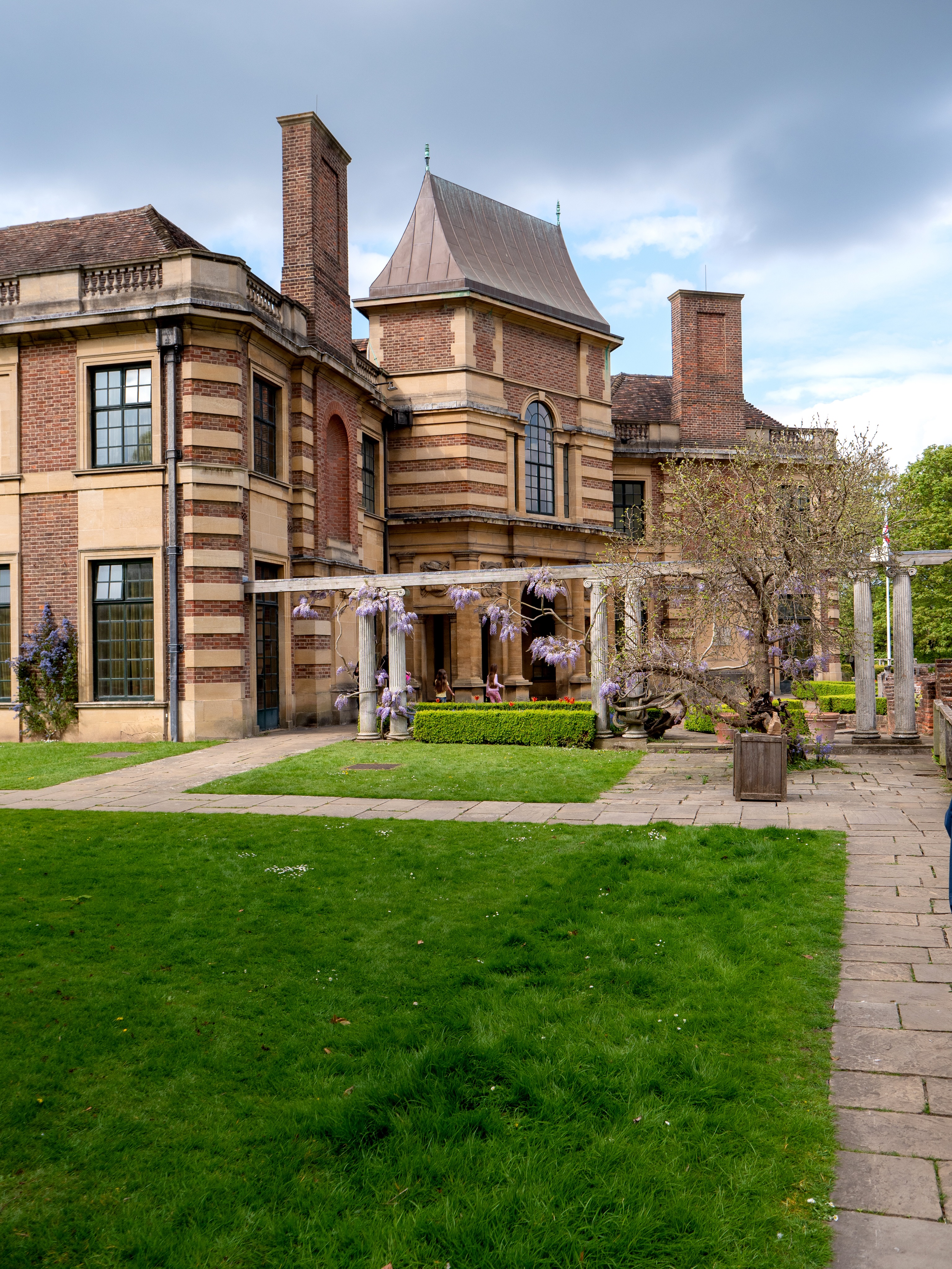 Join us this Saturday 12th September at @eltham_palace Autumn fair 🍂
Find Urbee on the turning circle outside where you can enjoy a 15% discount on all pollinator plants,
smell our beautiful home fragrances, shop 🐝 gifts and have a chat about the bees & bugs!
We can’t wait to meet you.
Tickets can be purchase online via the @englishheritage website.
#eltham #selondon #greenwichlondon #elthammums #elthampalace