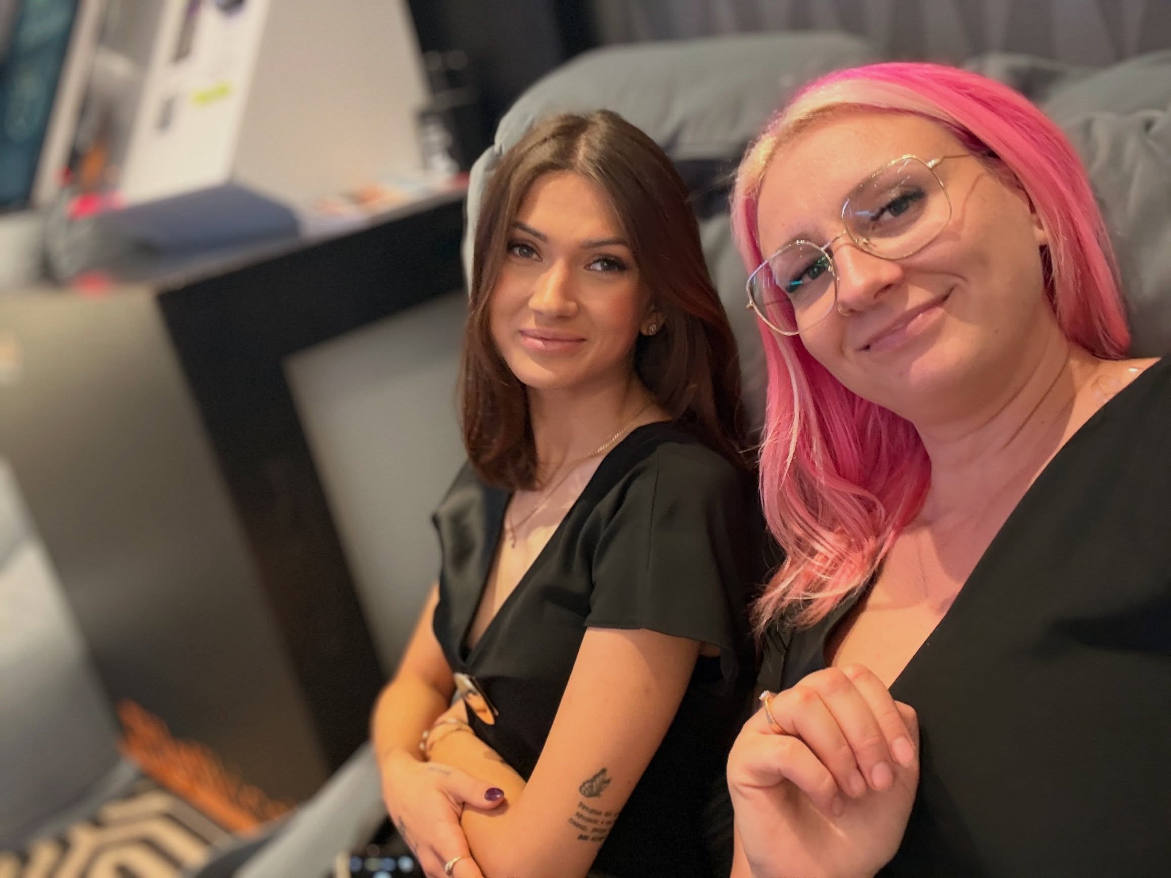 lihtsalt väike check-in. von wicca sponsoreeris Apollo Kino Naisteka kingikotte Moonliti, Sunliti ja Moonphase’iga. Naistekas toimus neljas kinos üle Eesti- meie tulime oma toodete ja väljapanekuga kohale Kuressaare Apollo kinno.
ma tundsin vist esimest korda, et olin kuskil päriselt oodatud. inimesed astusid ise ligi, proovisid tooteid, küsisid ja tundsid huvi. keegi ei vaadanud meid nagu kaht kahtlast nõida, kes on kogemata valesse kohta sattunud.
okei-okei, peaaegu mitte keegi sest ühesõnaga kui kinokülastajad meie ruumilõhnastajaid proovisid, tundsime kõrvalasuva mänguasjapoe töötajate pilke nii kuklas kui ka otsa ees. arvan, et vähemalt kolm korda on meid mõttes juba tuleriidale saadetud. õnneks klientide juures midagi ütlema ei tuldud ning õhtut see ära rikkunud. aga naljakas veits ikka, meid kutsuti sinna ju korraks a juba mingid karenid seisukohal, et me tulime nende rajooni üle võtma.
filmiks oli Practical Magic 2. esimest osa olen vaadanud umbes miljon korda ja kogu selle maailma tunne on täpselt see, mida tahaks sügisesse, jahedasse ja vihmasesse õhtusse — veidi nõidust, veidi armastust ja palllllllju maagiat.
enne filmi tegime Triiniga ka TikTokis laivi, lobisesime ja olime lihtsalt meie ise. mina jõudsin loomulikult peaaegu juba kellegagi vaidlema minna, sest ega mo temperament ei kao ka vanusega kuhugi. olen lihtsalt praeguseks piisavalt vana, et teada, et vahel olengi konfliktne ja päris kindlasti ei lase ma endale mingit sitta ajada😂
nii tore, et Von Wicca ei ole enam ainult minu asi. me teeme seda nüüd Triiniga kahekesi ja meil on koos nii kuradi tore.
ta on meie toodetest sama vaimustunud kui mina ja mõtleb minuga kaasa ka kõige pöörasemate plaanide juures. kui käin idee välja, ei ütle ta, et see on mõttetu vaid hakkab mõtlema, kuidas seda paremaks teha, mis võiks sobida ja mida muuta. ta on lihtsalt seisukohal, et davai, teeme ära, küll välja mõtleme.
ja ma olen täpselt sellist inimest enda kõrvale igatsenud, et well… pisar.
selle viimase kuuga, mil oleme Von Wiccas koos toimetanud, on toimunud rohkem suuri edasiminekuid kui saan siia kokku kirjutada sest tähemärgid said otsa… bye!