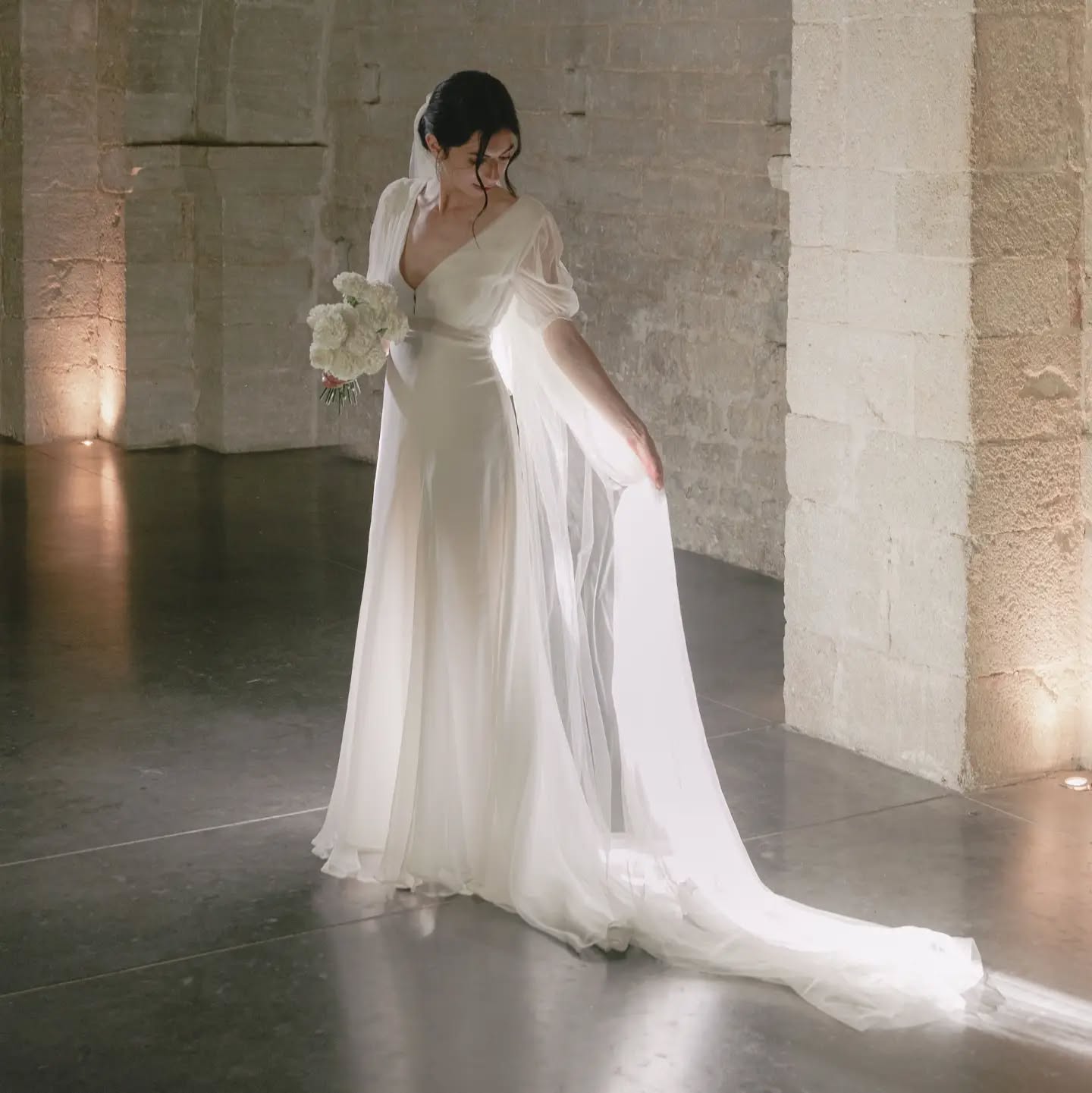 Suzanne 🤍
La douce Suzanne souhaitait pour son mariage une robe toute en légèreté. Nous avons donc imaginé une création en mousseline crêpon de soie, délicatement travaillée autour d’un drapé sur le haut de la robe.
Un subtil jeu de transparence sur les manches et une ceinture viennent souligner la silhouette tout en conservant cette sensation de légèreté et de fluidité.
Pour terminer la tenue, un long voile en tulle fin vient accompagner la robe avec délicatesse.
📸 Photo par Pauline Beltran