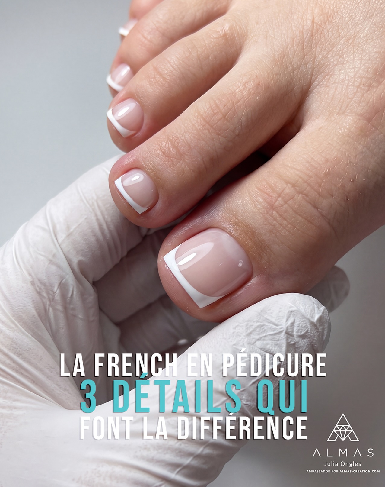 La French est un grand classique… mais elle demande beaucoup de précision, surtout en pédicure. Une belle ligne du sourire ne suffit pas : le résultat doit rester fin, régulier et sans surépaisseur. 🤍
Voici 3 points essentiels à maîtriser : 👇
1️⃣ Travailler avec le minimum de matière.
Base camouflage + blanc + top coat : plusieurs couches se superposent rapidement. L’objectif est donc de maîtriser la quantité de produit à chaque étape pour éviter de créer trop d’épaisseur.
2️⃣ Contrôler la symétrie de la ligne du sourire.
Ne regardez pas l’ongle uniquement de face. Observez la french sous différents angles : si un côté de la ligne du sourire est plus haut que l’autre, le résultat paraît immédiatement déséquilibré.
3️⃣ Adapter la largeur de la french à l’ongle.
Sur une plaque unguéale courte, une bande blanche trop large peut raccourcir visuellement l’ongle et alourdir le résultat. Une french fine et bien proportionnée donne un rendu beaucoup plus net et élégant.
📌 Enregistrez ce post comme mémo pour votre prochaine french en pédicure.
Et vous, qu’est-ce qui vous demande le plus de précision : obtenir une ligne du sourire parfaitement symétrique ou réaliser une french sans surépaisseur? 👇
#frenchnail #frenchnails #pedicure #pédicure #onglerie
