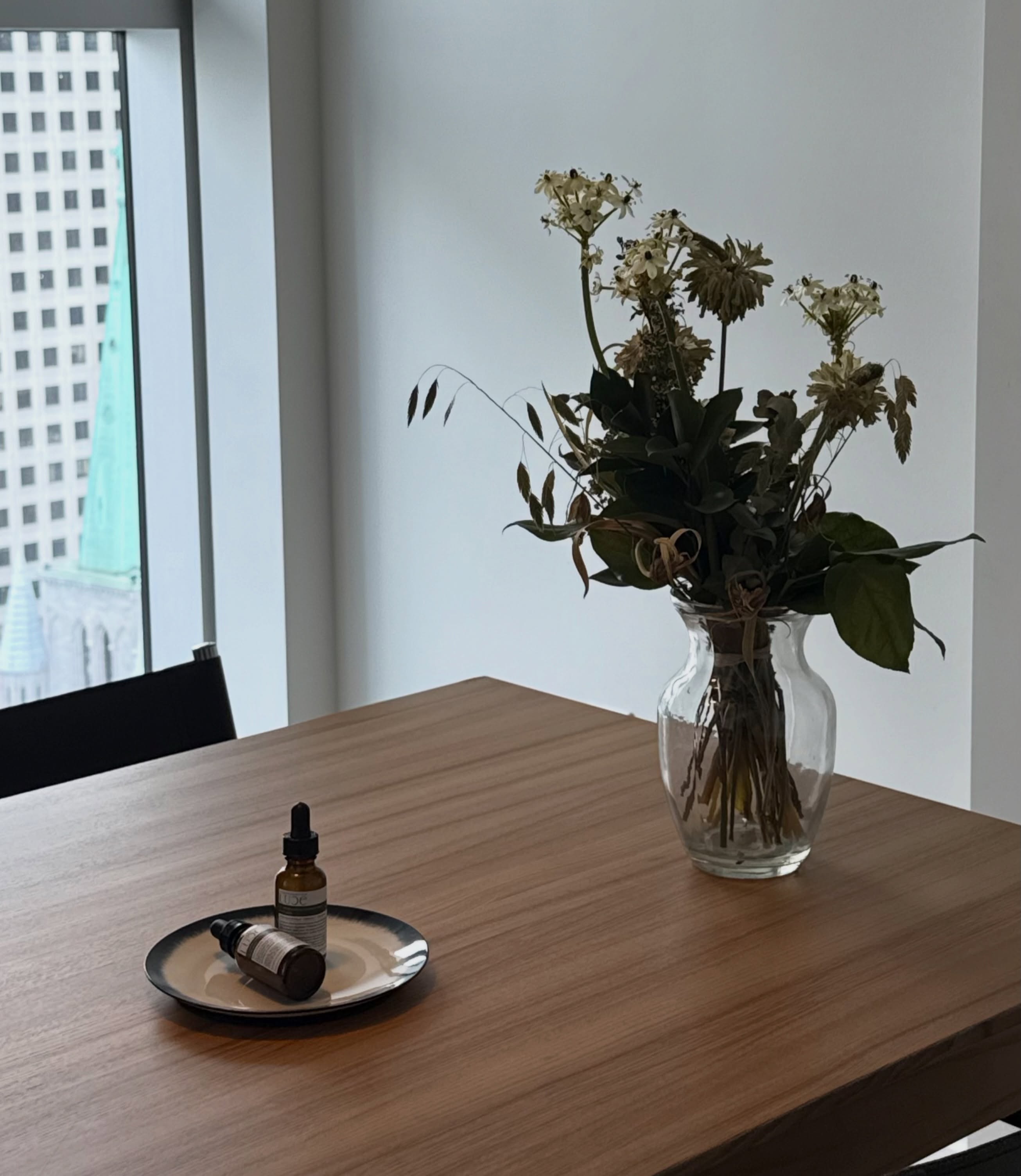 Merci de choisir Maison Luce pour accompagner votre quotidien. 🤍
Nos sérums, riches en plantes biologiques soigneusement sélectionnées, accompagnent votre peau au quotidien pour l’hydrater, la nourrir et soutenir son équilibre naturel.
Des soins frais, faits en petits lots, pensés pour s’intégrer simplement à votre routine et répondre aux besoins réels de votre peau. 🌿