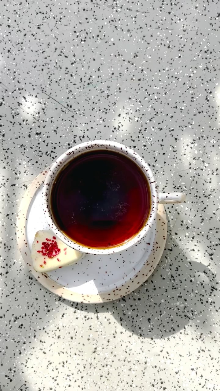 Kaffeepause auf der Bank vor dem Studio.
Der Ruf der Möwen, das Tuten der Boote auf der Elbe – der warme Sound von Hamburg-Ottensen.
Und drinnen: die Ruhe, die entsteht, wenn sich die Drehscheibe dreht, der Ton durch die Hände gleitet und der Kopf für einen Moment ganz still wird.
Ein kleiner Hamburg-Gruß direkt vor dem Fenster.
Keramikstudio · Breathwork · Zentrierung
cl-ay.de
·
Coffee break on the bench outside the studio.
The call of seagulls, the distant horns of boats on the Elbe – the warm sound of Hamburg-Ottensen.
And inside: the sense of calm that emerges as the wheel turns, the clay glides through your hands, and your mind grows quiet for a moment.
A little greeting from Hamburg, right outside the window.
Ceramics Studio · Breathwork · Centering
cl-ay.de
#mentalhealth
#Studiolife
#drehscheibe