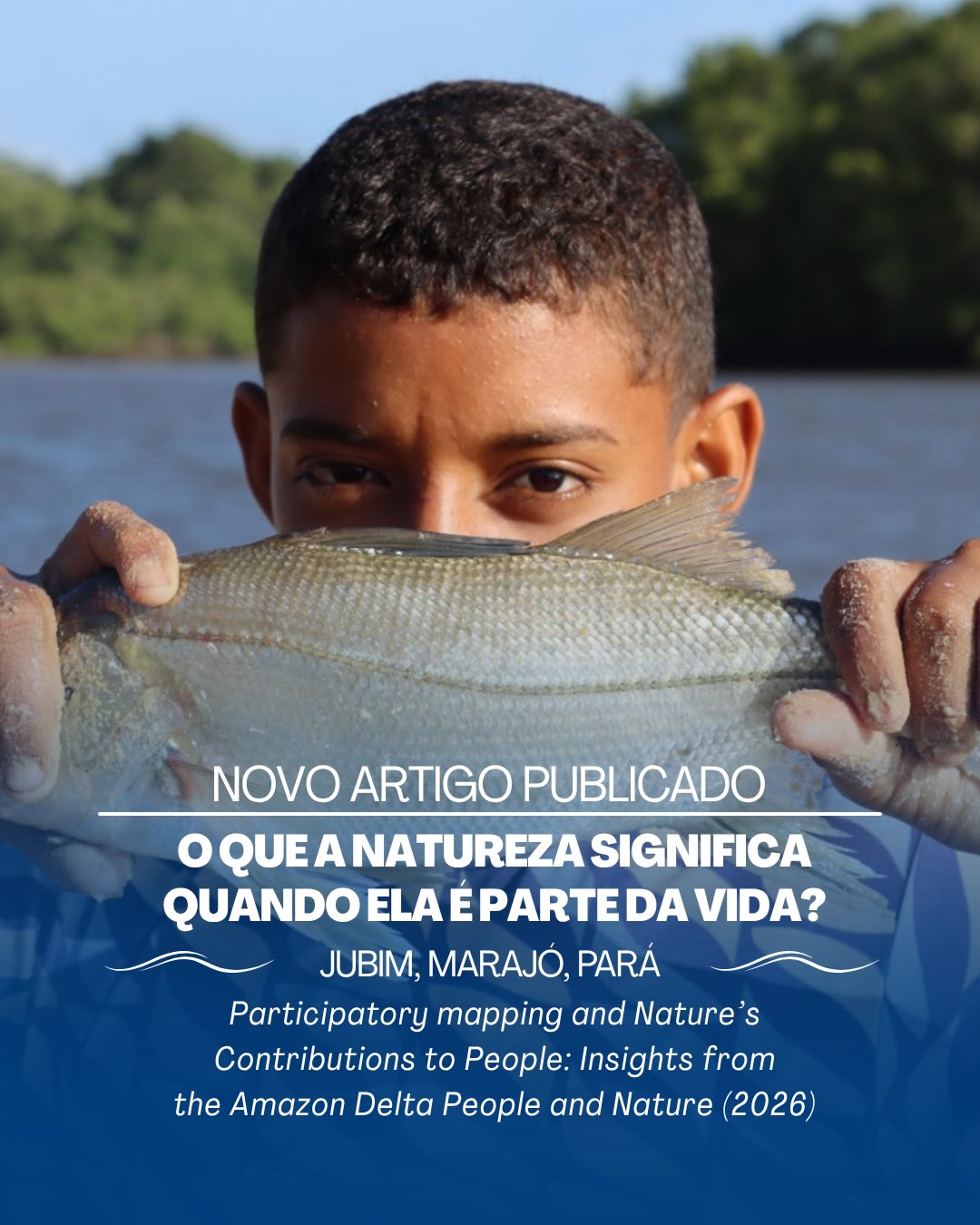 ✨ Com muita alegria, anunciamos a publicação do artigo “Participatory mapping and Nature’s Contributions to People: Insights from the Amazon Delta” na revista People and Nature.
Resultado de mais de dois anos de pesquisa participativa em Jubim (Marajó), o trabalho une pesquisadores do Gov Oceano e moradores-pesquisadores da comunidade.
Foram identificadas 73 espécies de plantas e animais ligadas a diferentes usos e 65 lugares de importância para pesca, coleta, circulação, sociabilidade e práticas culturais.
Em Jubim, rios, manguezais, florestas, praias e mar se entrelaçam em um verdadeiro maretório-espaço onde alimento, trabalho, memória, identidade e pertencimento se constituem juntos.
Mais do que mapas, o processo revelou conversas, memórias e saberes coletivos, mostrando que a conservação e a governança dos territórios costeiros dependem das relações que tornam a vida possível.
Nada disso seria possível sem as pessoas de Jubim, que compartilharam seus conhecimentos e experiências. Este artigo é, acima de tudo, fruto desse encontro.
📖 People and Nature (2026)
Lara Sartorio Gonçalves, Vitor Renck, Jezimara da Silva Vinhas, Carolina Carvalho, José Barbosa da Cruz & Leandra R. Gonçalves
🔗 Artigo completo: link na bio.