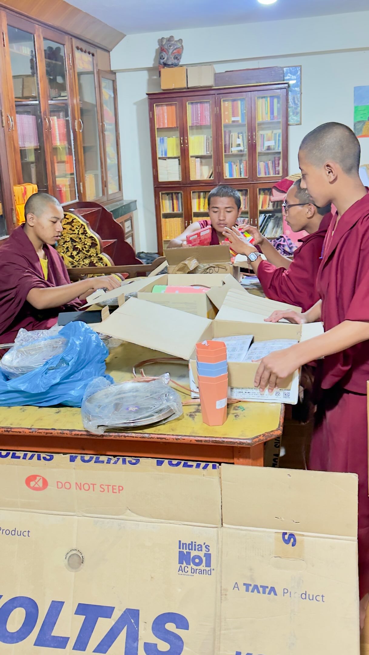 Estamos atuando na resposta humanitária no Nepal 🇳🇵 e contamos com um time muito especial ao nosso lado: os monges do Segyu, onde desenvolvemos projetos há muitos anos e que agora também participam diretamente da resposta conosco.
A partir das necessidades levantadas em campo, estamos organizando novas doações e a logística para levá-las às comunidades afetadas. Nos primeiros dias, conseguimos apoiar com água potável e medicamentos; agora, entre as principais demandas dos abrigos, estão colchões, cobertores, utensílios de cozinha e materiais escolares.
Os monges têm sido fundamentais também no contato direto com comunidades de Nuwakot, onde alguns possuem familiares, ajudando a identificar necessidades e apoiar a logística de distribuição.
Seguimos mobilizando recursos para que esse apoio chegue a quem mais precisa.
Faça parte dessa resposta e ajude a transformar sua contribuição em apoio direto às comunidades afetadas.
PIX: 20.541.528/0001-85