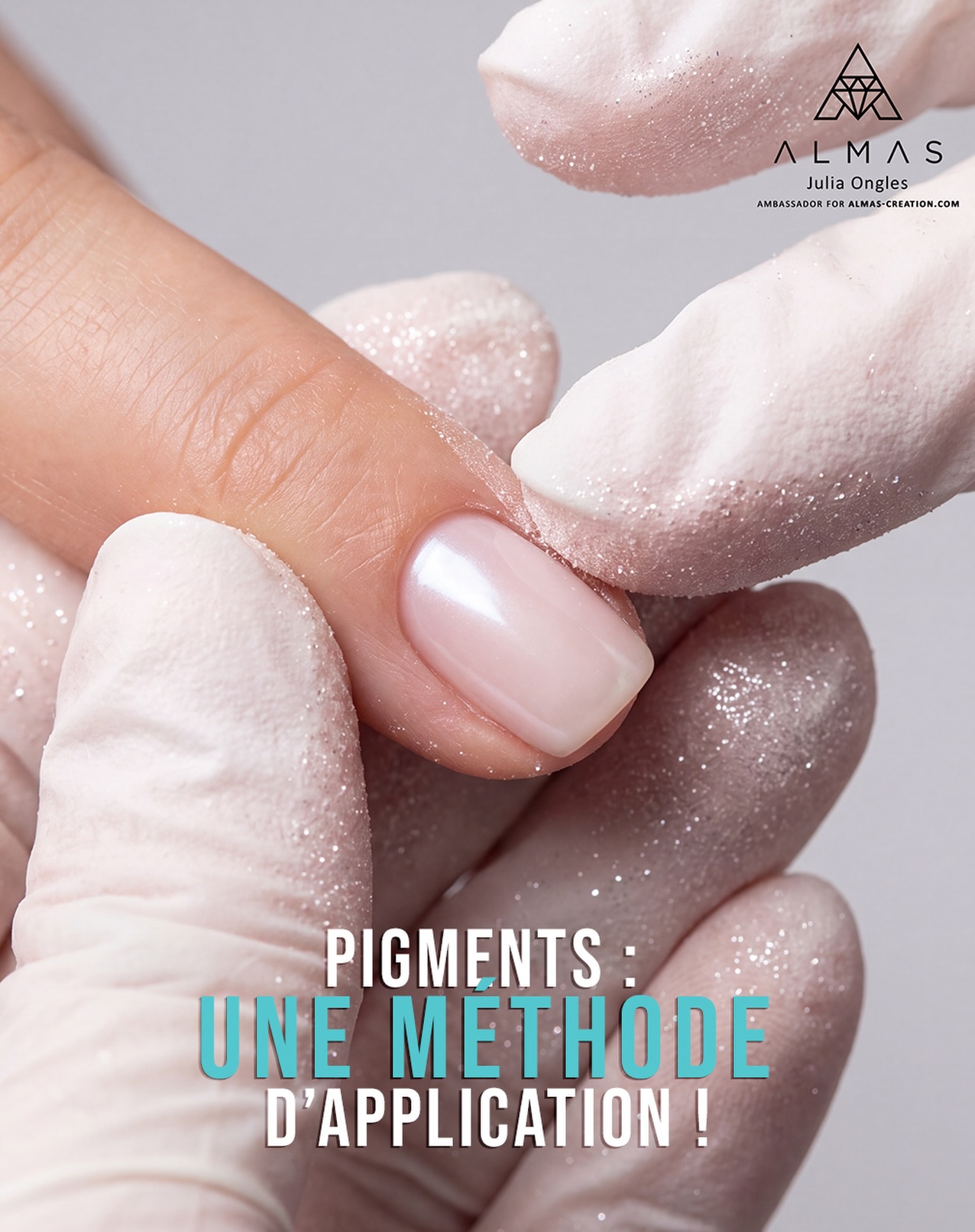 Pour obtenir un résultat uniforme et une bonne tenue du pigment, la technique d’application n’est pas le seul élément important. Il faut également veiller à avoir une architecture correcte et une surface parfaitement lisse, car le pigment souligne la moindre irrégularité. 🤭
Le choix du pigment compte aussi : privilégiez une poudre très fine pour obtenir un effet plus lisse et homogène, à l’image de nos pigments ALMAS. ✨
1️⃣. Appliquez la finition Crystal Shine ou Diamond Top Coat en laissant un léger espace au niveau des contours latéraux afin d’éviter que le pigment ne reste en petits amas sur les côtés. Polymérisez durant 15 secondes.
2️⃣. Sur le top encore chaud, faites pénétrer soigneusement une petite quantité de pigment avec le doigt, ou un applicateur éponge, sur toute la surface et tous les côtés de l’ongle. Retirez délicatement l’excédent à l’aide d’un pinceau doux.
3️⃣. Recouvrez le pigment avec le Master Top Coat, dont la texture est idéale pour assurer sa protection, puis polymérisez durant 1 minute.
4️⃣. Après la polymerisation, raccourcissez la longueur et limez impérativement sous le bord libre.
Et voilà ✨ C’est l’une des méthodes possibles pour appliquer le pigment, mais cous, comment travaillez-vous vos pigments? Quelles sont vos astuces pour assurer une bonne tenue et éviter les éclats au niveau du bord libre?👇🏻
#chromenail #chromenailart #pigmentnails #nailpigment #chromenails