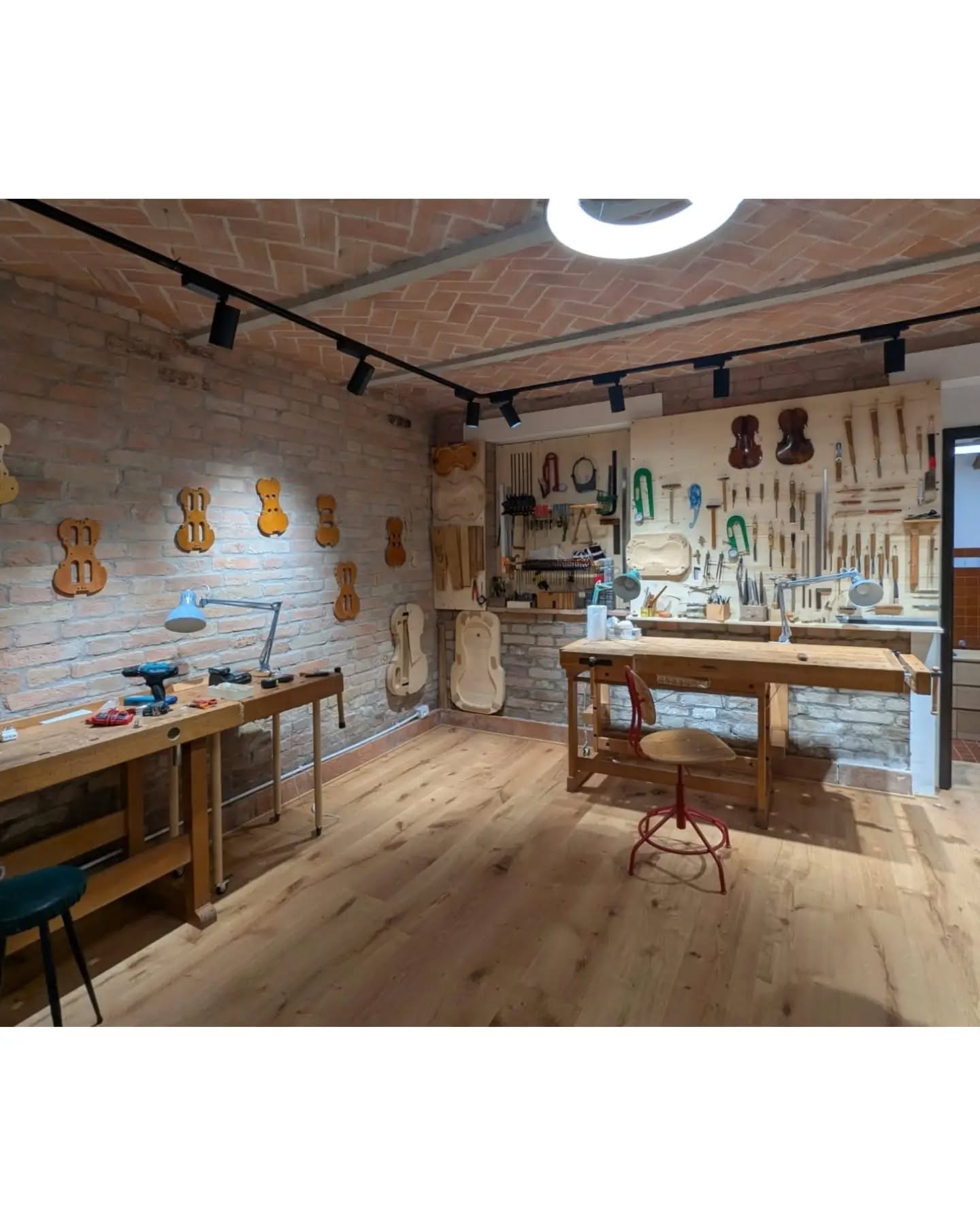 <Pavimento in legno>
•
Nel cuore del bosco, dove il legno non è solo materia, ma parte del modo di abitare.
🌲
Qui vivono due giovani liutai, in una casa immersa nella natura, che abbiamo vestito con il nostro parquet prefinito di rovere.
Una superficie calda, naturale, capace di dialogare con il legno della casa e con l’atmosfera raccolta di questo luogo.
Perché progettare e costruire in legno significa anche questo: creare spazi autentici, in armonia con chi li abita.