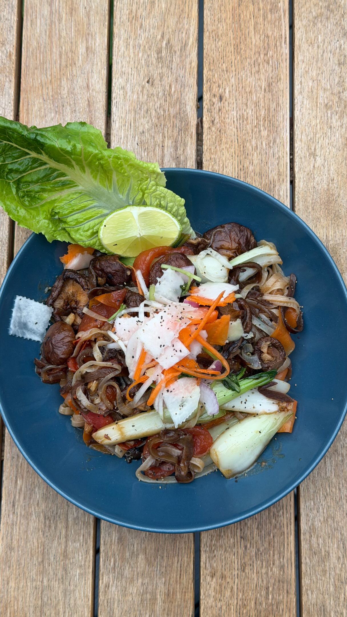 VEGGIE STIR FRIED NOODLES đ đżđ§đâđ«đ§
đ„Źđ
This is your reminder that our veggie/vegan dishes are just as delicious as those with meat! These chewy noodles are cooked with fragrant Vietnamese mushrooms, tomatoes, pak choi, garlic and fresh herbs for an irresistibly addictive dish đ