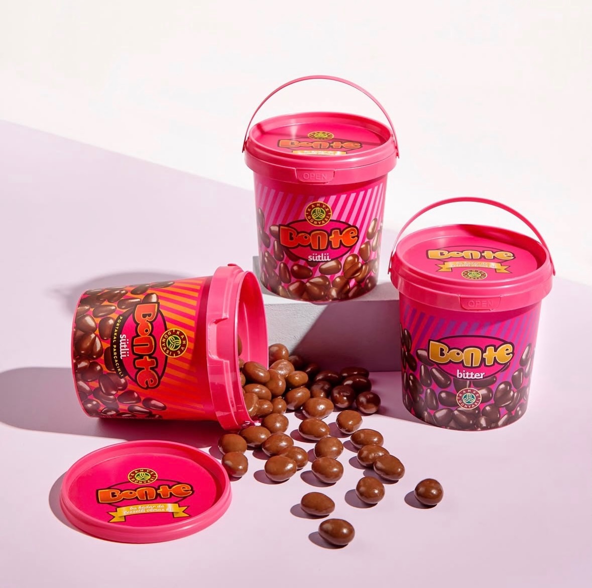 🍫 Tiny bites. Big chocolate happiness. 🤎✨
Meet Kahve Dünyası Bonte — delicious chocolate-coated bites made for those moments when you just need a little something sweet. 😍
Whether you prefer Sütlü (Milk Chocolate) or Bitter (Dark Chocolate), Bonte is the perfect treat to share… or keep all to yourself! 😉
#KahveDunyasi #Bonte #ChocolateLovers #TurkishChocolate #MilkChocolate