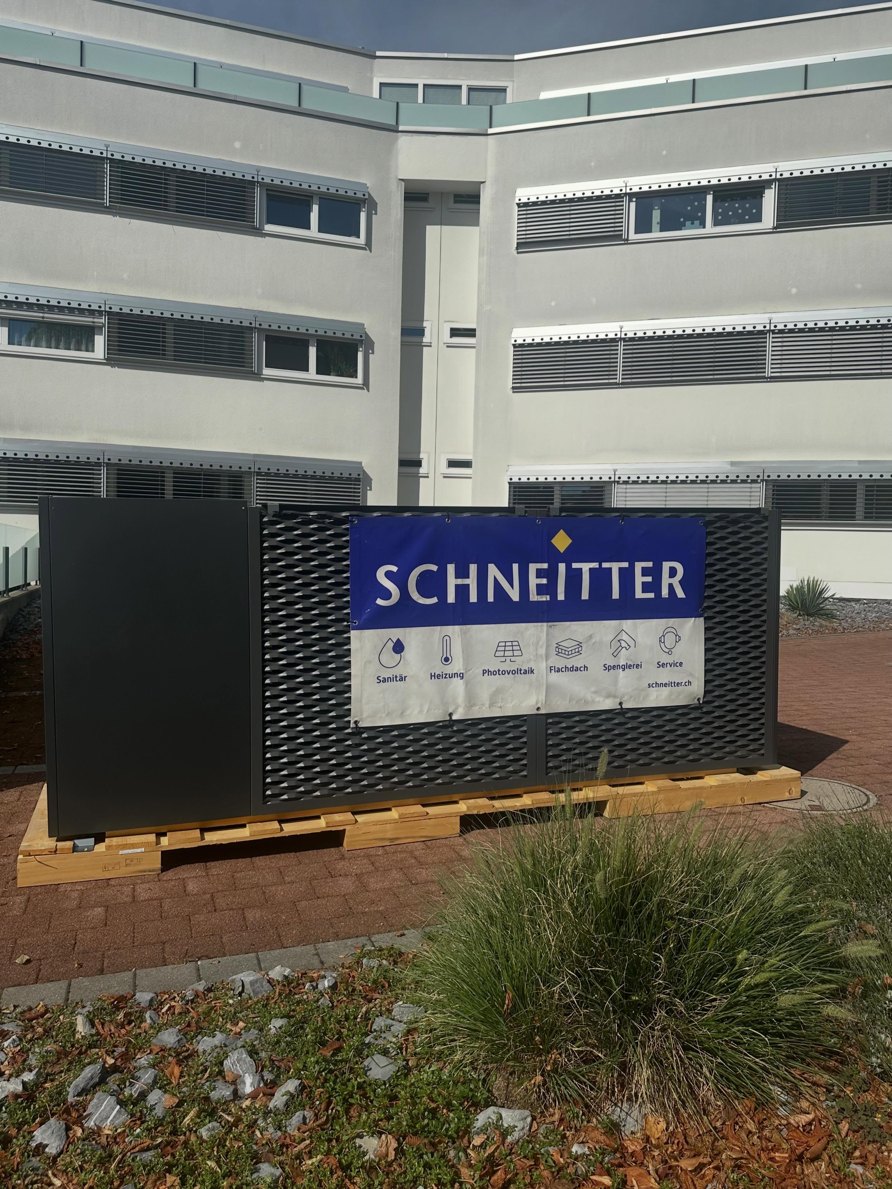 🚁 MFH Solothurn | Wärmepumpe per Helikopter
Ein Einsatz der besonderen Art!
Die 1’000 kg schwere Wärmepumpe wurde per Helikopter über das Mehrfamilienhaus transportiert und anschliessend präzise an ihrem vorgesehenen Standort im Garten platziert.🎯
Wenn der Weg am Boden nicht möglich ist, geht’s eben hoch hinaus. Mit Schneitter AG wird auch Schweres leicht gemacht. 💪
#schneitterag #wärmepumpe #heizung #helikopter #solothurn