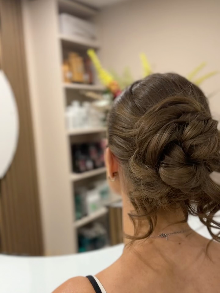 Throwing it back to Prom Hair Created by Alex 🫶🏼
Book in for your next night out, wedding or event with one of our talented stylists ❤️
#occaisionalhair #promhair #weddinghair #hairup