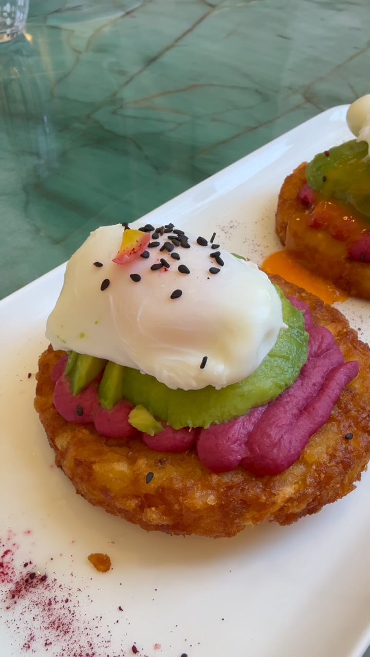 A full breakfast is the perfect way to start your weekend but if you don’t eat meat you may feel a little left out. Our breakfast queen @soup_nyk has you covered. Poached eggs, hash browns, beetroot hummus, avocado and toasted seeds 🍳 All the indulgence you need to kick off your weekend in style