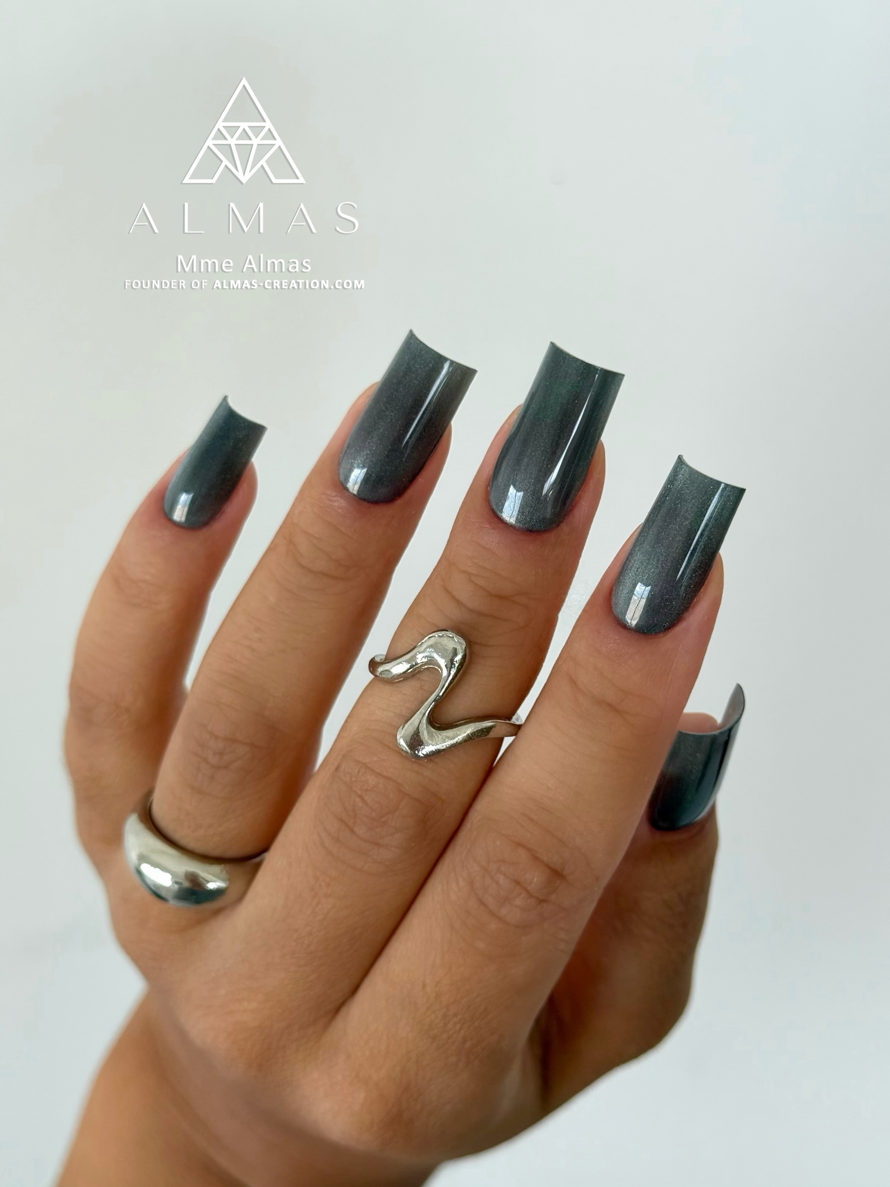 Saviez-vous que 14 nouvelles références de vernis avec effet cat-eye seront lancées ce week-end sur notre eshop? 😱 Le choix va être si difficile que nous ne serions pas surpris de voir nos clients repartir avec l’intégralité de nos nouveautés! 🤭🛍️
Un avant-goût vous est offert par la fondatrice, Ismahane, qui a réalisé cette pose de forme carrée avec les builder popits 8. 🔥
Découvrez la teinte Twilight avec son gris majestueux et ses reflets scintillants. Une teinte ici appliqué en 2 couches pour un rendu parfait. 🩶
#cateyenail #cateyenails #nailscateye #onglerie #ongleries