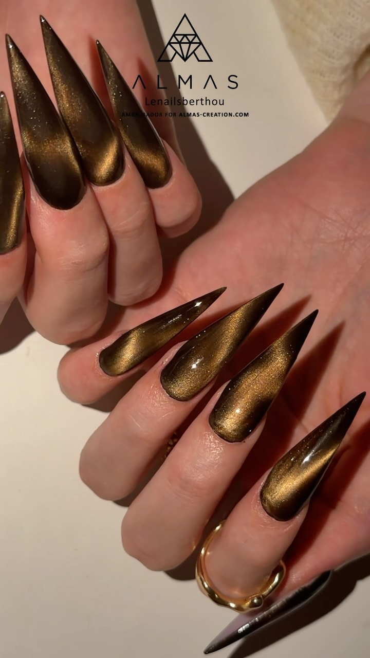 L’inspiration du jour est de forme stiletto et a été réalisée par Léna avec nos chablons Alma’Sculpt. 🔥
Elle a appliqué notre paint Black Storm avant d’utiliser la sublime couleur cat-eye Prizma puis la finition brillante Master Top Coat. ✨
Préparez-vous, 14 nouvelles références de vernis avec effet cat-eye vont intégrer notre catalogue d’ici la fin de la semaine. Restez connectés! 🤫
#cateyesnails #cateyenail #nailscateye #stilettonails #stilettonail