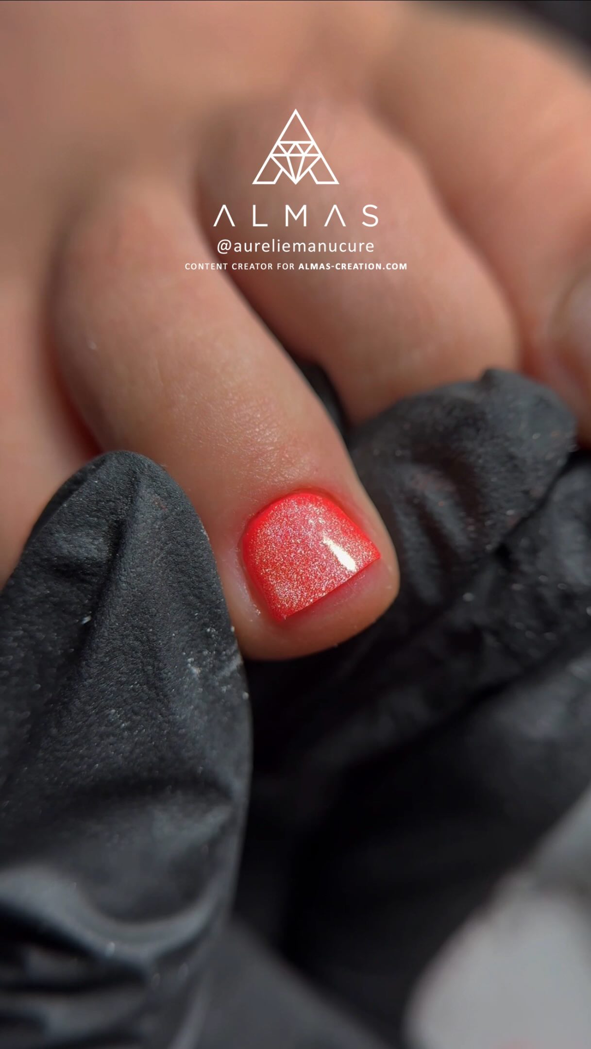 Quoi de mieux pour démarrer le week-end qu’une pédicure mélangeant couleur néon et effet cat-eye? Si vous aimez le travail d’Aurelie, commentez ce réel avec le smiley de votre choix! ❤️🔥
Pour reproduire son travail, munissez-vous des embouts Premium 2/Flamme 2, de la rubber base Clear, du vernis Néon Pink/Lady et de la finition Diamond Top Coat. 💥
#pedicure #pédicure #neonail #cateyenails #cateyenail