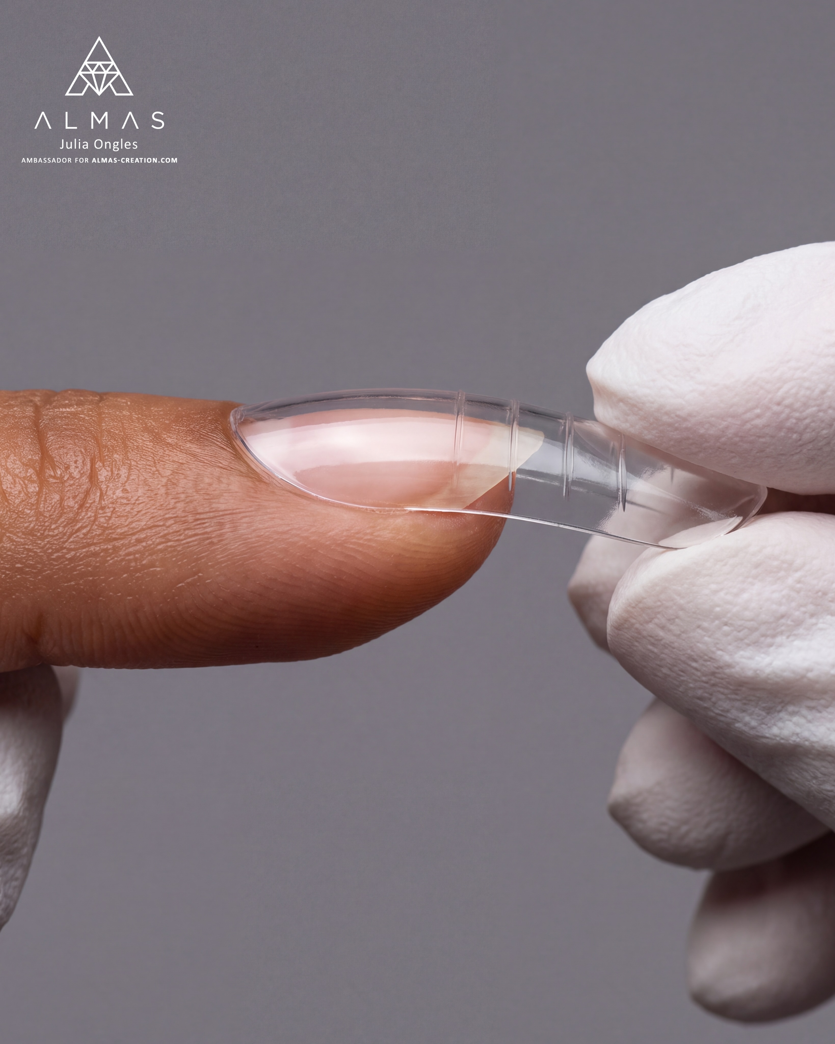 Besoin d’aide pour choisir des popits ALMAS pour ongles courts? Nous sommes là pour vous éclairer. 💡
Sur les ongles courts, il est particulièrement important de bien choisir son popit : il détermine l’architecture et influence directement le résultat final. ☺️
Voici les principaux critères à retenir 👇
▫️ La courbure :
Pour une petite longueur, privilégiez une courbure douce et naturelle. Une courbure trop prononcée peut alourdir visuellement l’ongle et créer un volume inutile.
▫️ Les parallèles latérales :
Plus l’ongle est court, plus la précision des parallèles est importante. Le popit doit permettre de construire des lignes latérales nettes et régulières, sans élargissement vers le bord libre.
▫️ La profondeur du popit :
Un popit trop profond peut créer un volume excessif. Pour les ongles courts, une forme plus plate ou universelle est souvent plus adaptée, notamment pour obtenir un résultat fin et naturel.
▫️ L’adaptation à l’ongle naturel :
Posez le popit sur la plaque naturelle pour vérifier son adaptation. Il doit bien épouser l’ongle, sans pression excessive, ni espace. Sur une petite longueur, la moindre imprécision de positionnement devient plus visible.
▫️ La vérification sous plusieurs angles :
Ne contrôlez pas le popit uniquement du dessus. Regardez également le profil et la vue de face afin de vérifier la courbure, la profondeur et la symétrie de la future architecture.
➡️ Autre point essentiel : ne vous fiez pas uniquement à la taille. Deux popits de même largeur peuvent avoir une profondeur et une courbure différentes. Vérifiez donc toujours leur adaptation à la plaque naturelle.
✅ Si l’on choisit son popit selon ces critères pour les ongles courts, les Builder Popits N°7 font partie des options particulièrement adaptées. 🤍
Et vous, quel critère vérifiez-vous en premier lorsque vous choisissez vos popits : l’adaptation, la courbure ou la profondeur ? 👇
#onglesparis #ongleslyon #onglesmontpellier #onglesmarseille #onglesbordeaux