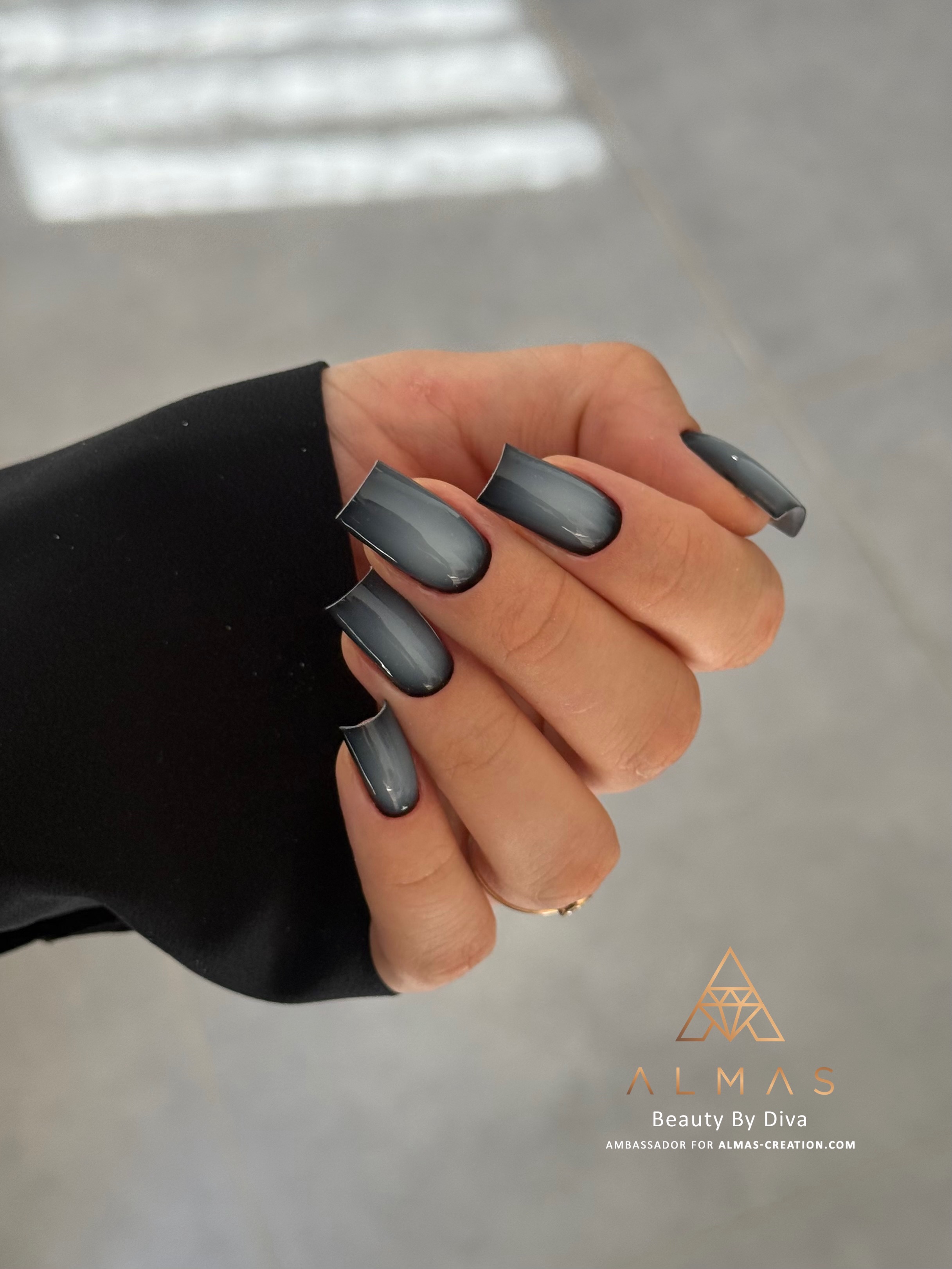 Et vous, que pensez-vous de la technique du contouring? Avec quelles couleurs ALMAS aimez-vous tout particulièrement le réaliser? ⬇️
Pour ce récent remplissage sans limage, Diva a travaillé avec le vernis semi-permanent X-treme Black, le polygel liquide Meringue puis la finition brillante Diamond Top Coat. 🖤
#blacknails #remplissage #remplissagegel #sanslimage #squarenails