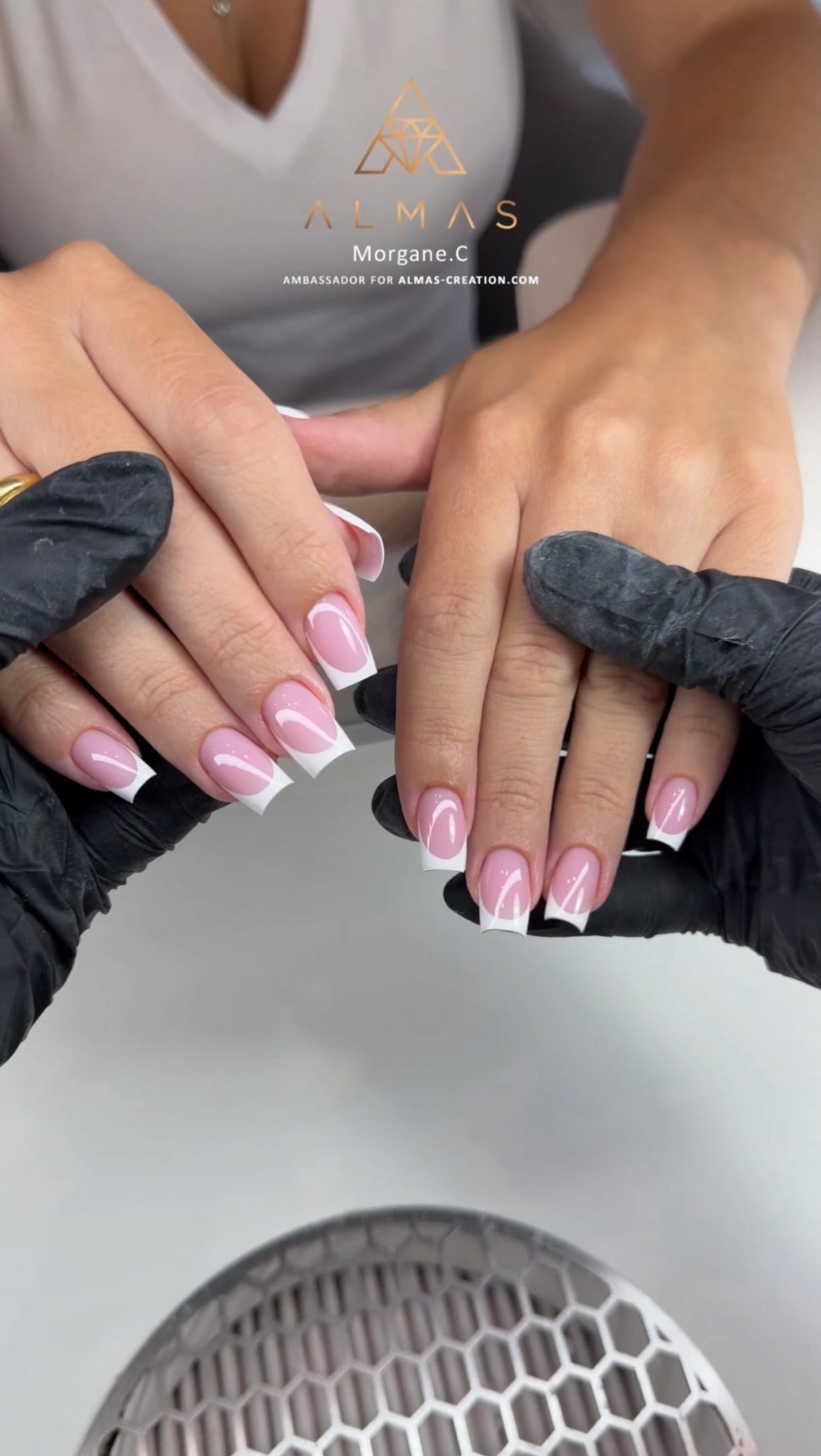 Et vous, quel est votre combo ALMAS favori pour réaliser votre french? Que vous travailliez avec rubber bases, builder gels, vernis semi-permanents ou paints, partagez vos préférences en commentaire! 😍
Ici, Morgane a travaillé avec un rose au caractère bien trempé, celui du Soft Cover 4, mais aussi le blanc pur du paint Snow White. 🤍
#frenchnails #frenchnail #nailsfrench #onglerie #ongleries